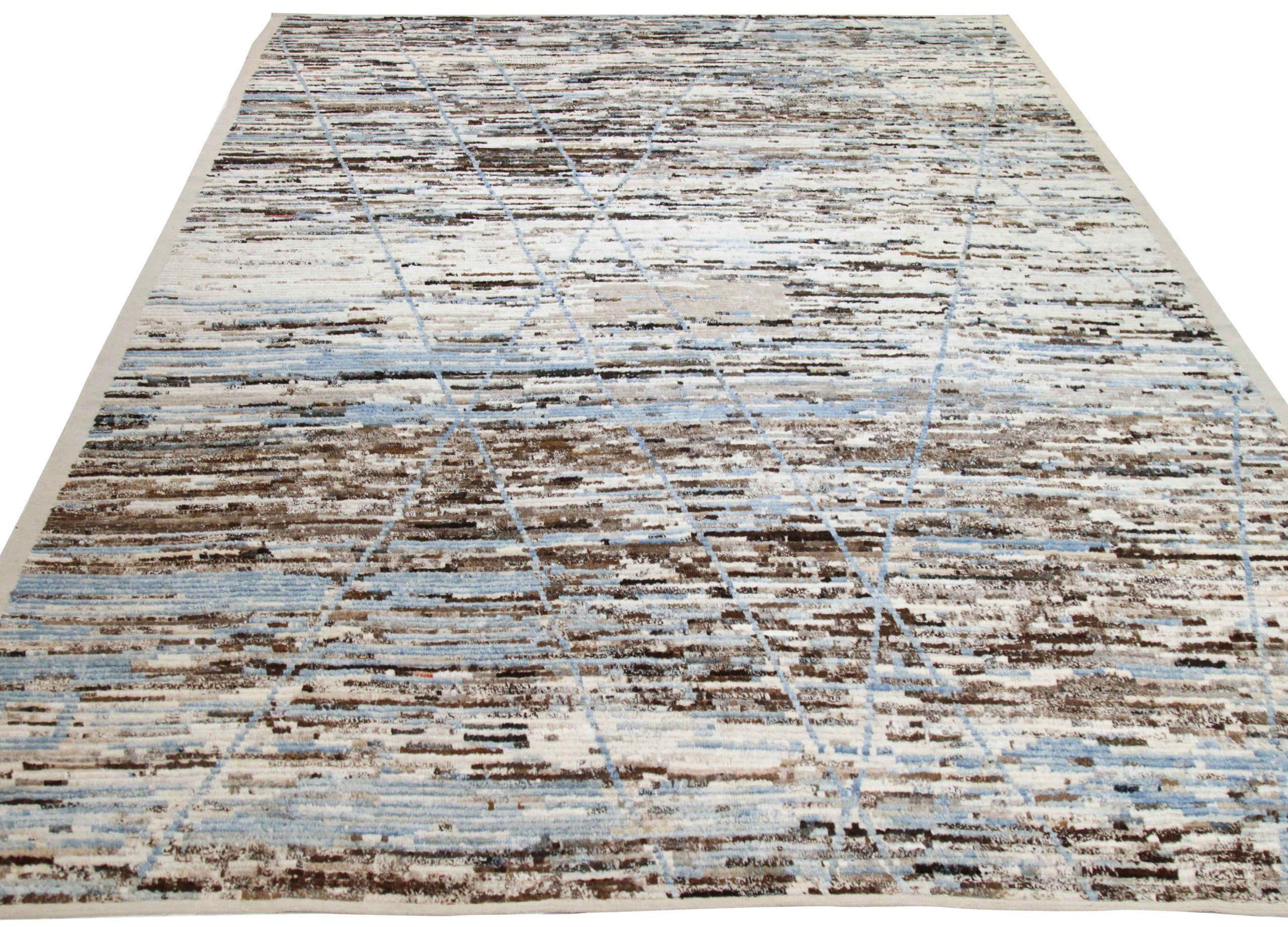 Découvrez l'élégance des tapis d'Afghanistan à motifs marocains de Circa 1990. Conçu avec de la laine et du BlueBrownIvory, ce design exclusif est parfait pour mettre en valeur votre espace.