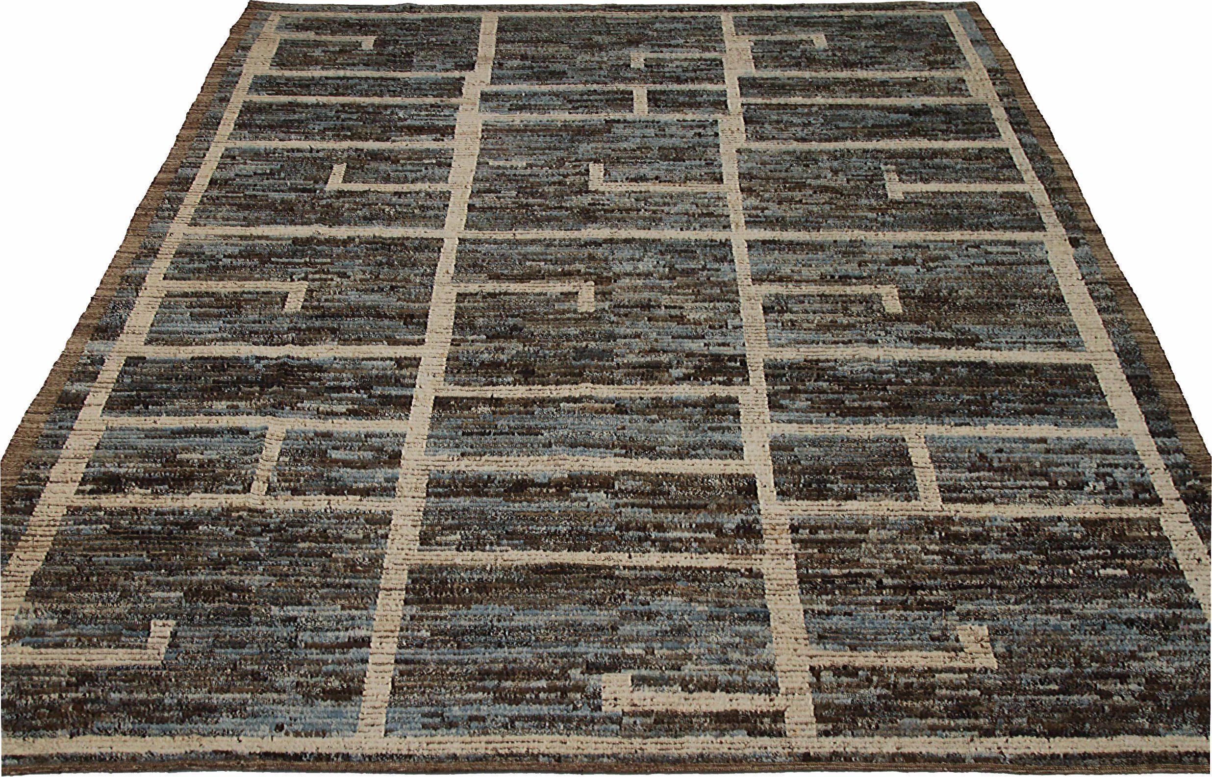 Scopri l'eleganza dell'Afghanistan marocchino con i tappeti CIRCA del 1990. Progettato con lana e blu-marrone-avorio, questo design esclusivo è perfetto per valorizzare il tuo spazio.