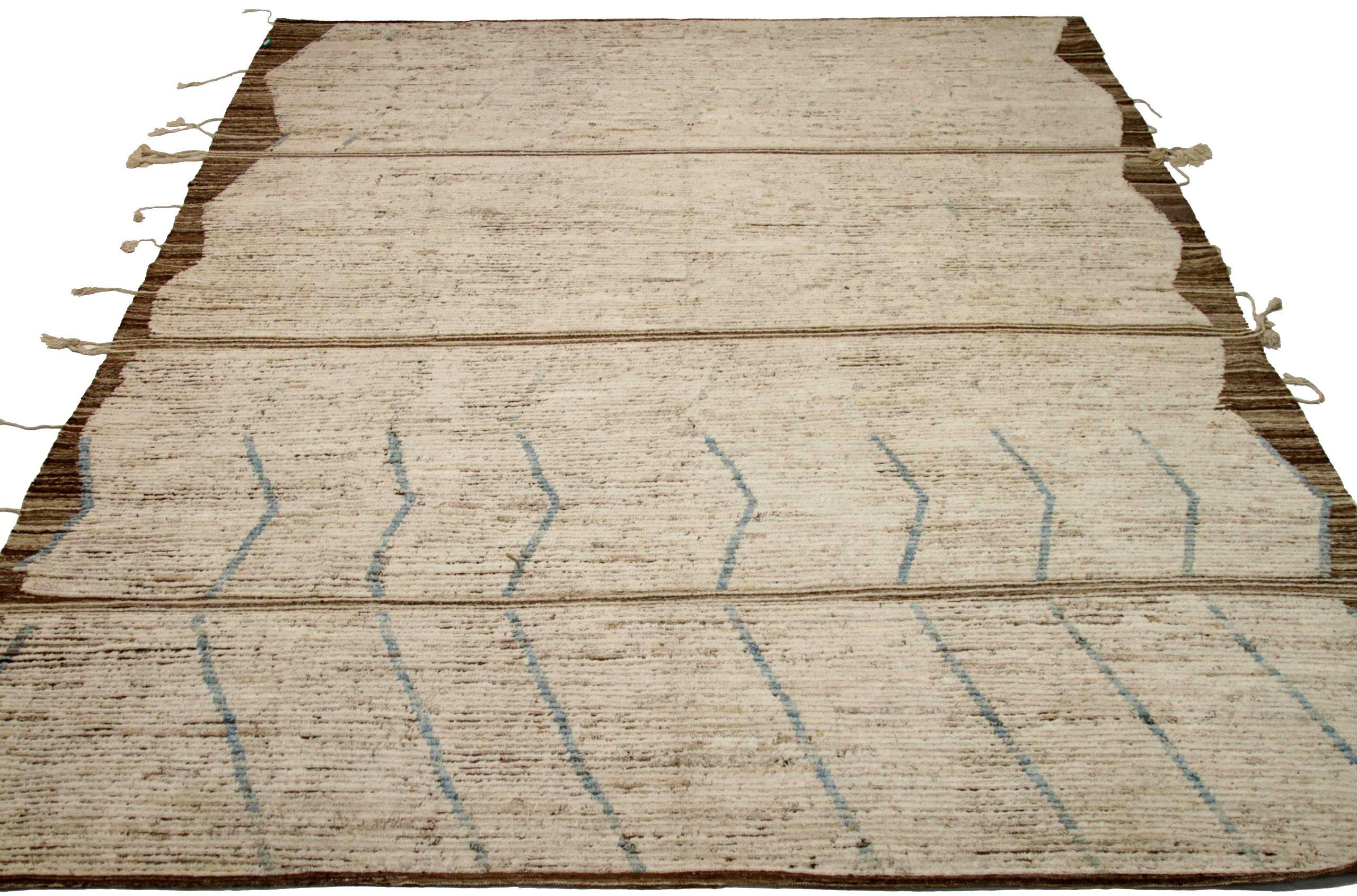 Scopri l'eleganza dell'Afghanistan marocchino con i tappeti CIRCA del 1990. Progettato con lana e blu-marrone-avorio, questo design esclusivo è perfetto per valorizzare il tuo spazio.