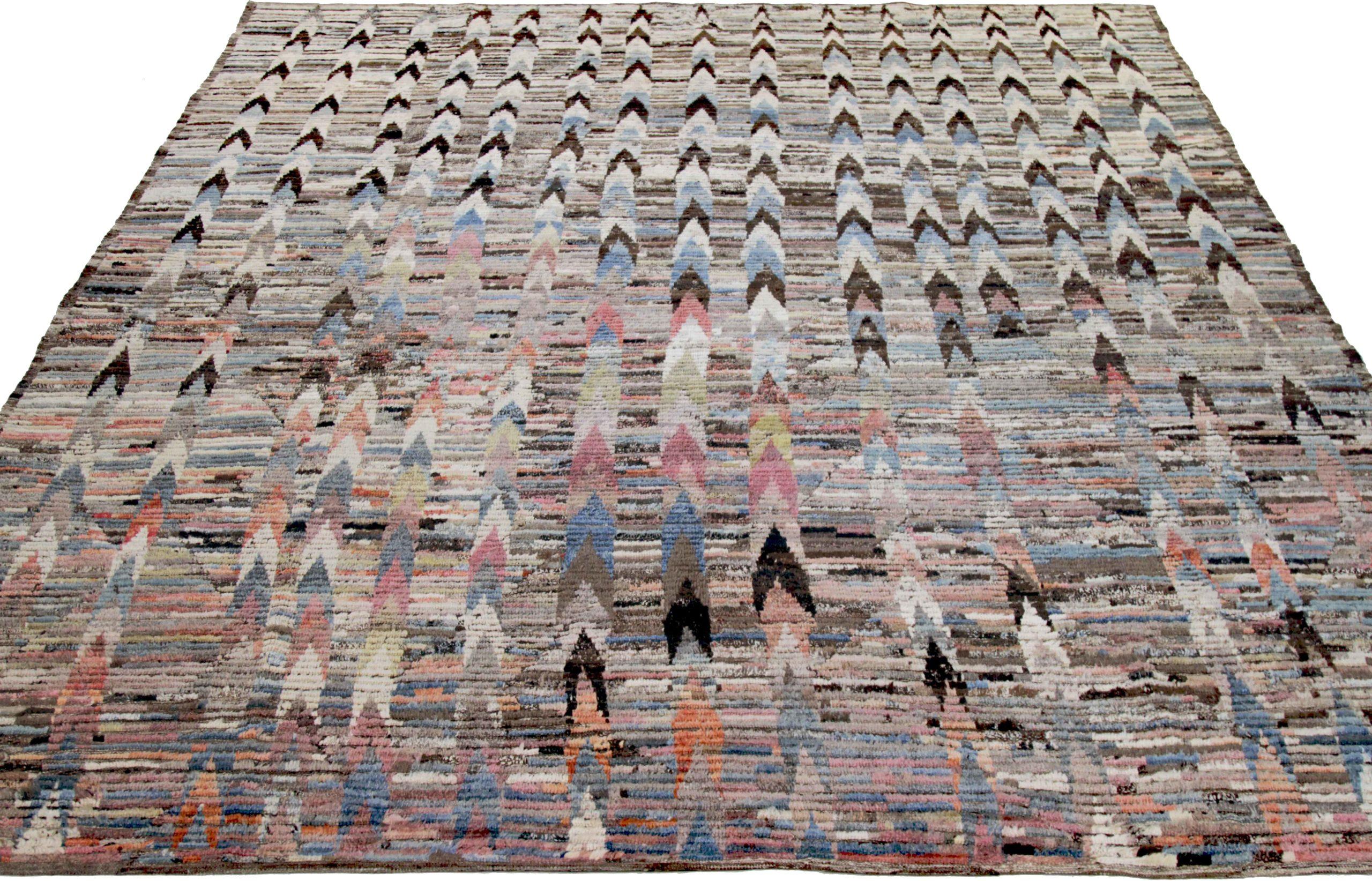 Découvrez l'élégance des tapis d'Afghanistan à motifs marocains de Circa 1990. Conçu avec de la laine et du BlueBrownIvoryPink, ce design exclusif est parfait pour mettre en valeur votre espace.