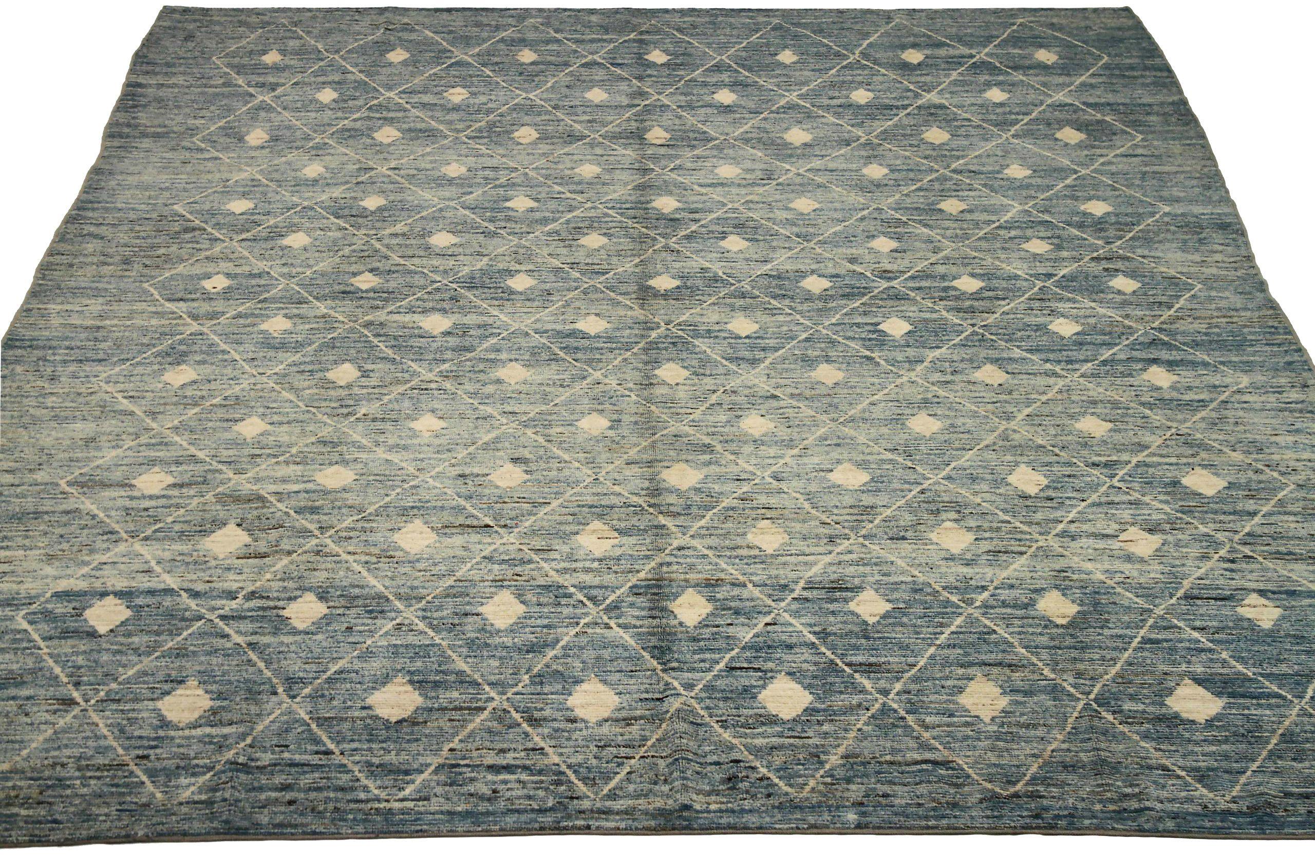 Scopri l'eleganza dell'Afghanistan marocchino con i tappeti CIRCA del 1990. Progettato con lana e blu-avorio, questo design esclusivo è perfetto per valorizzare il tuo spazio.