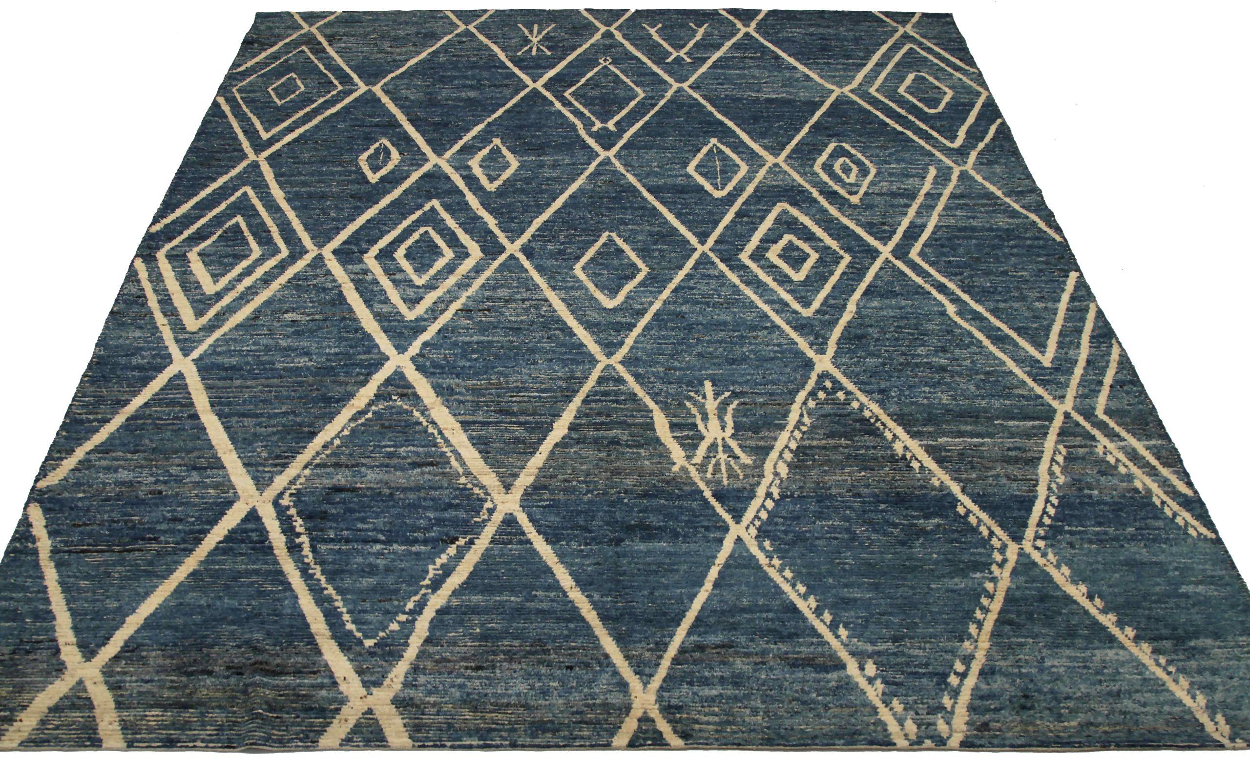 Scopri l'eleganza dell'Afghanistan marocchino con i tappeti CIRCA del 1990. Progettato con lana e blu-avorio, questo design esclusivo è perfetto per valorizzare il tuo spazio.