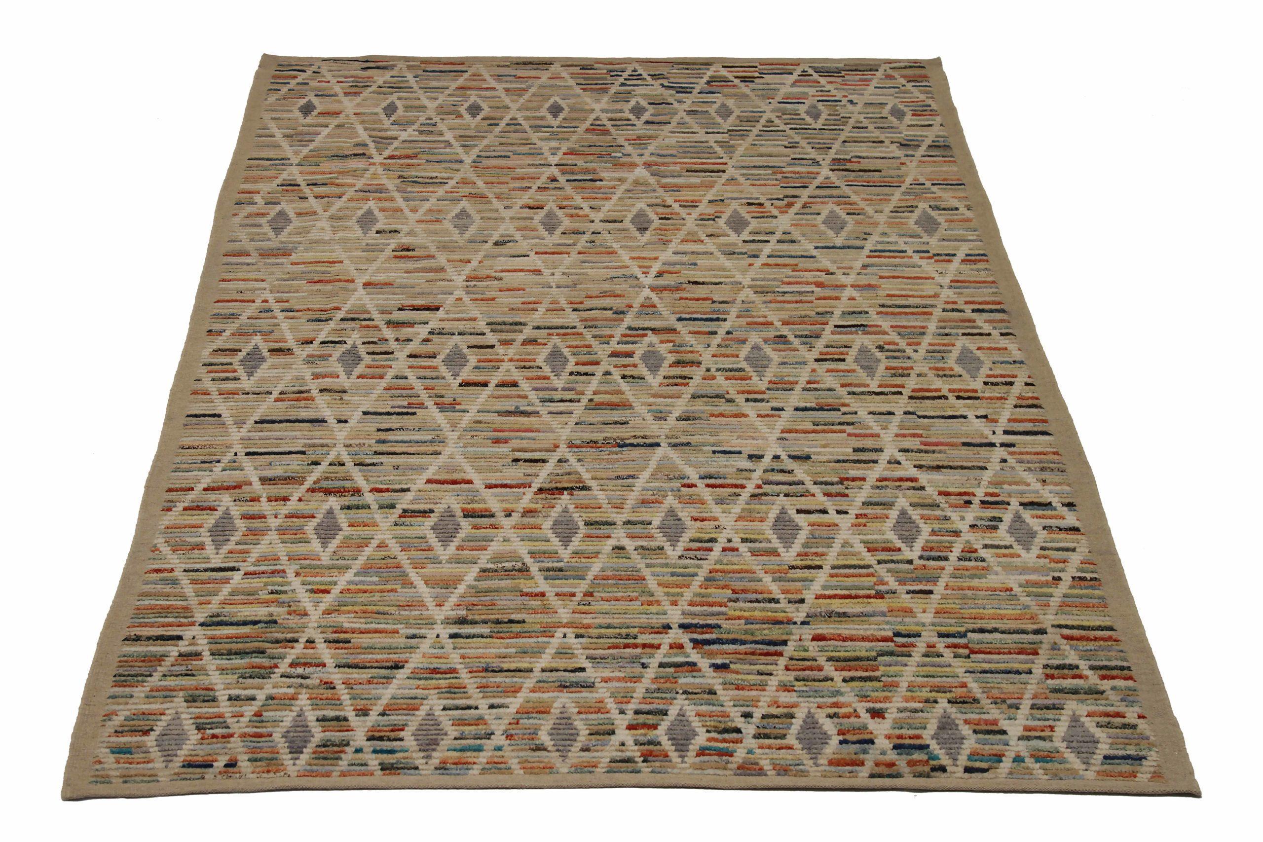 Découvrez l'élégance des tapis d'Afghanistan à motifs marocains de Circa 1990. Conçu avec de la laine et du BlueIvoryRed, ce design exclusif est parfait pour mettre en valeur votre espace.