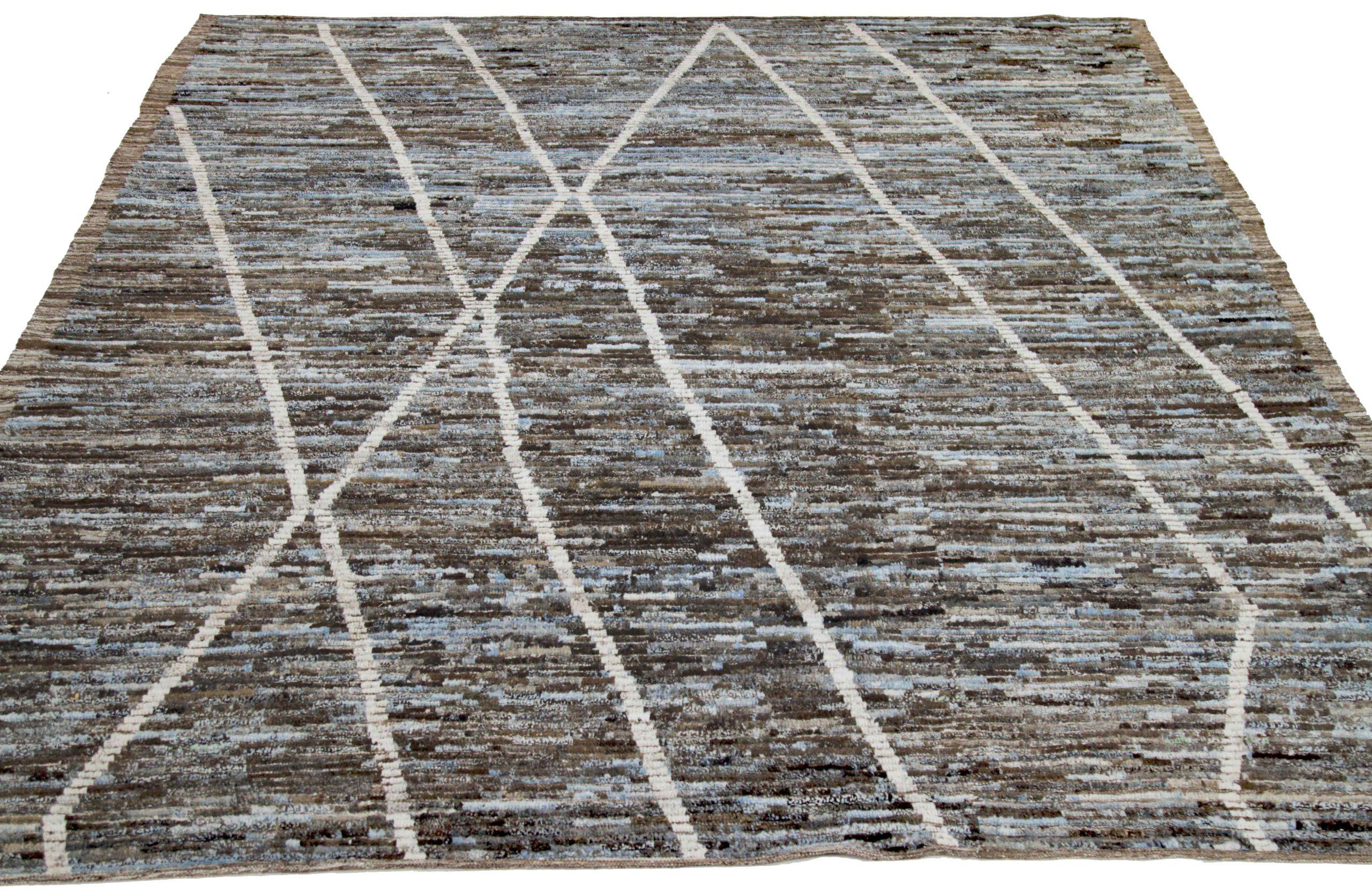 Entdecken Sie die Eleganz der marokkanischen Teppiche aus Afghanistan, die um 1990 entstanden sind. Dieses exklusive Design aus Wolle und BraunGrauElfenbein ist perfekt, um Ihren Raum zu verschönern.