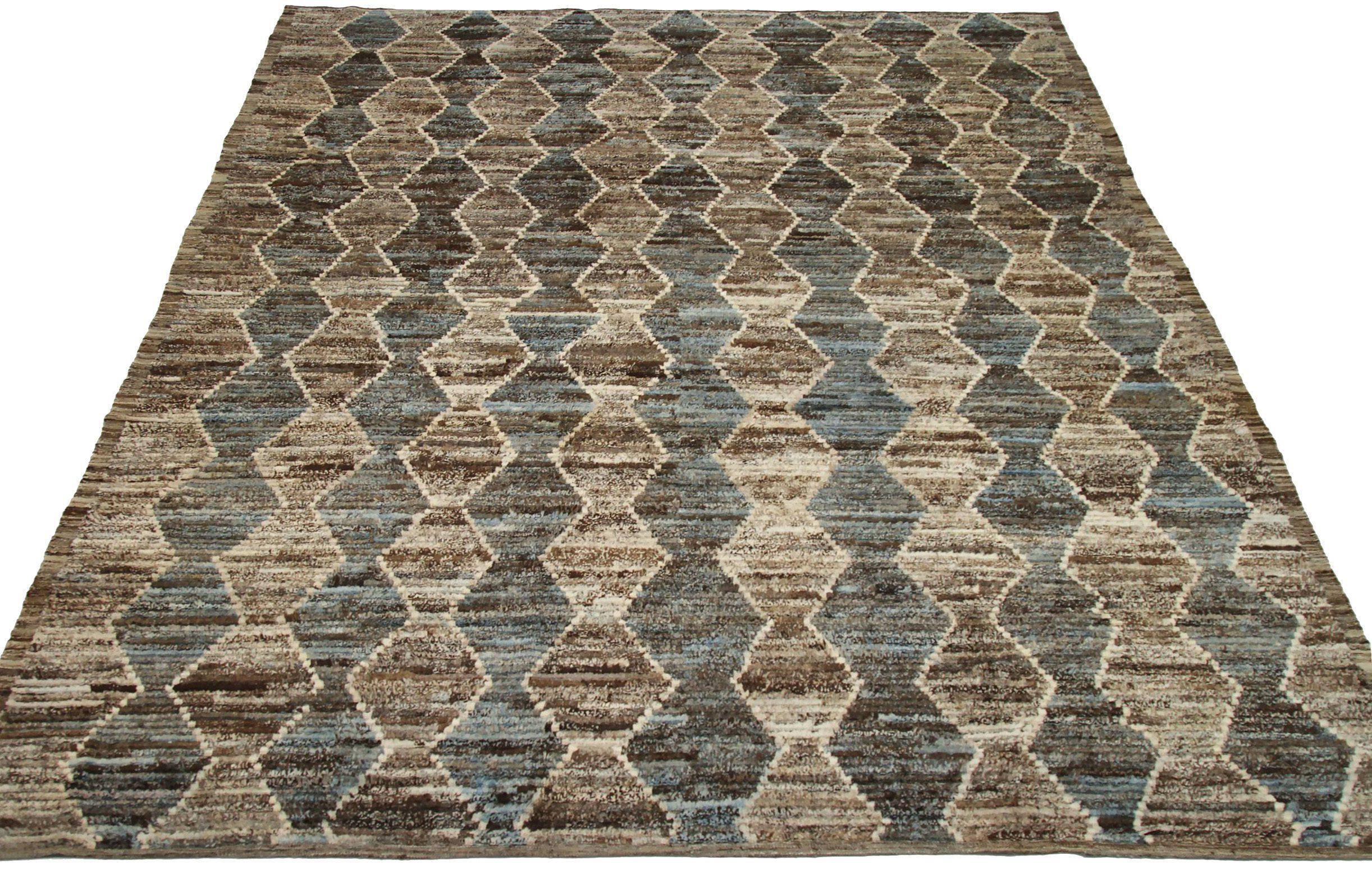 Entdecken Sie die Eleganz der marokkanischen Teppiche aus Afghanistan, die um 1990 entstanden sind. Dieses exklusive Design aus Wolle und BraunGrauElfenbein ist perfekt, um Ihren Raum zu verschönern.