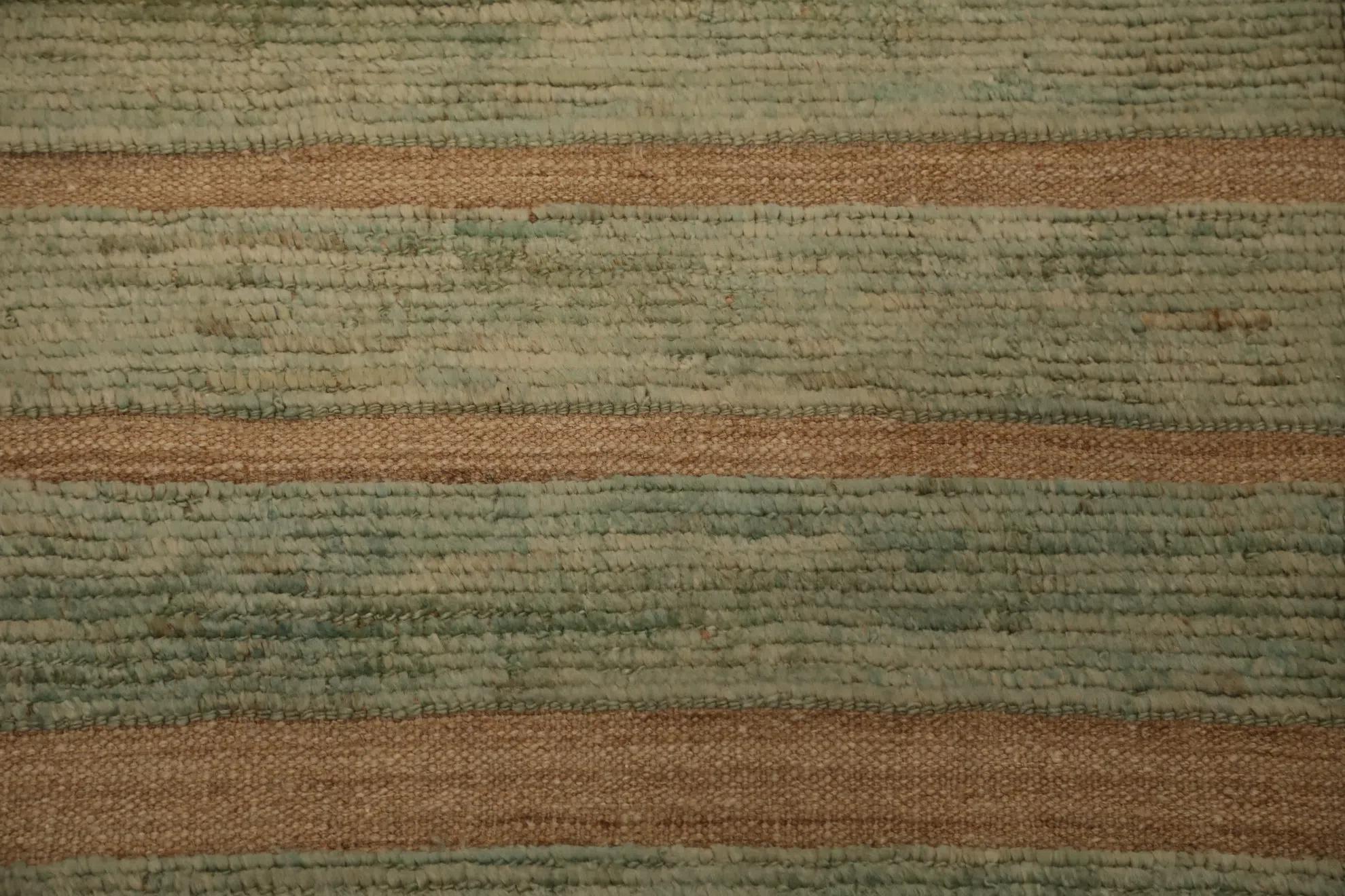Découvrez l'élégance des tapis d'Afghanistan à motifs marocains de Circa 1990. Conçu avec de la laine et du BrownGreen, ce design exclusif est parfait pour mettre en valeur votre espace.