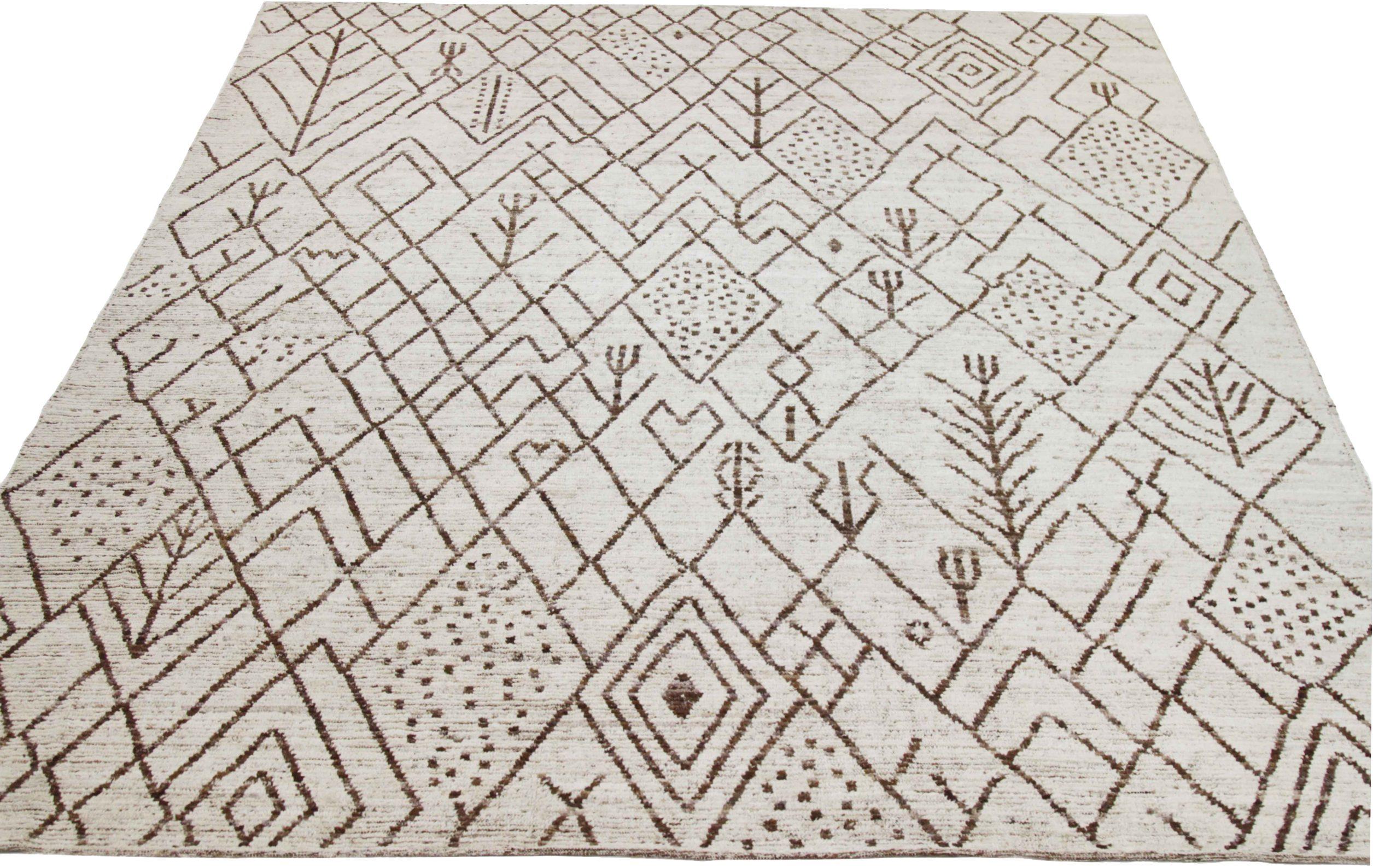 Scopri l'eleganza dell'Afghanistan marocchino con i tappeti CIRCA del 1990. Progettato in lana e marrone-avorio, questo design esclusivo è perfetto per valorizzare il tuo spazio.