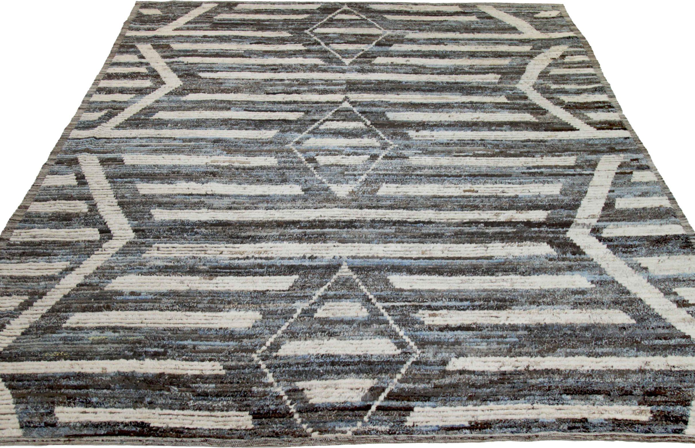Scopri l'eleganza dell'Afghanistan marocchino con i tappeti CIRCA del 1990. Progettato in lana e marrone-avorio, questo design esclusivo è perfetto per valorizzare il tuo spazio.