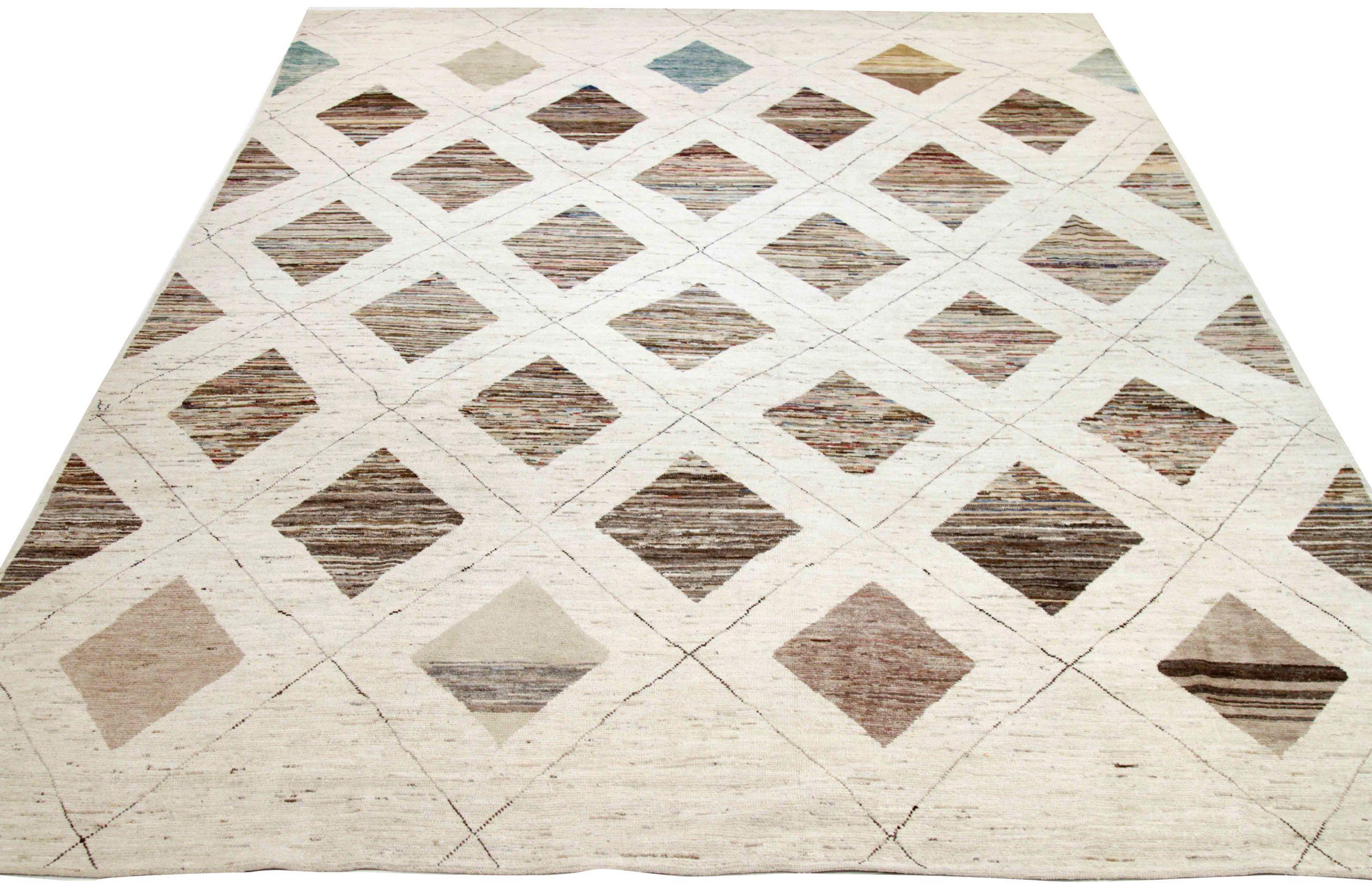 Découvrez l'élégance des tapis d'Afghanistan à motifs marocains de Circa 1990. Conçu avec de la laine et du Design/One, ce design exclusif est parfait pour mettre en valeur votre espace.