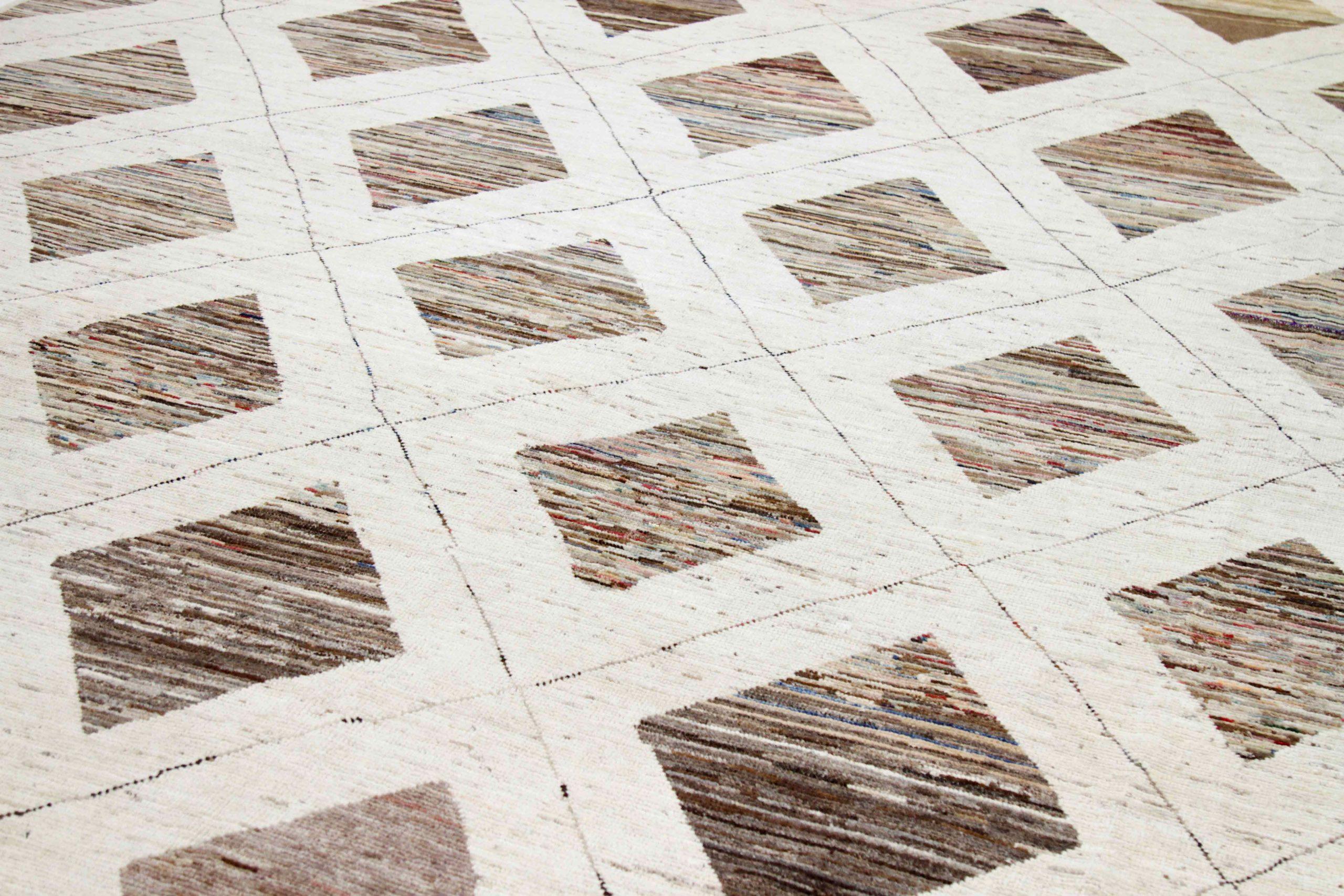 20ième siècle Afghanistan Tapis de zone marocain Circa 1990 - Laine Brown Ivory Design - 89907 en vente