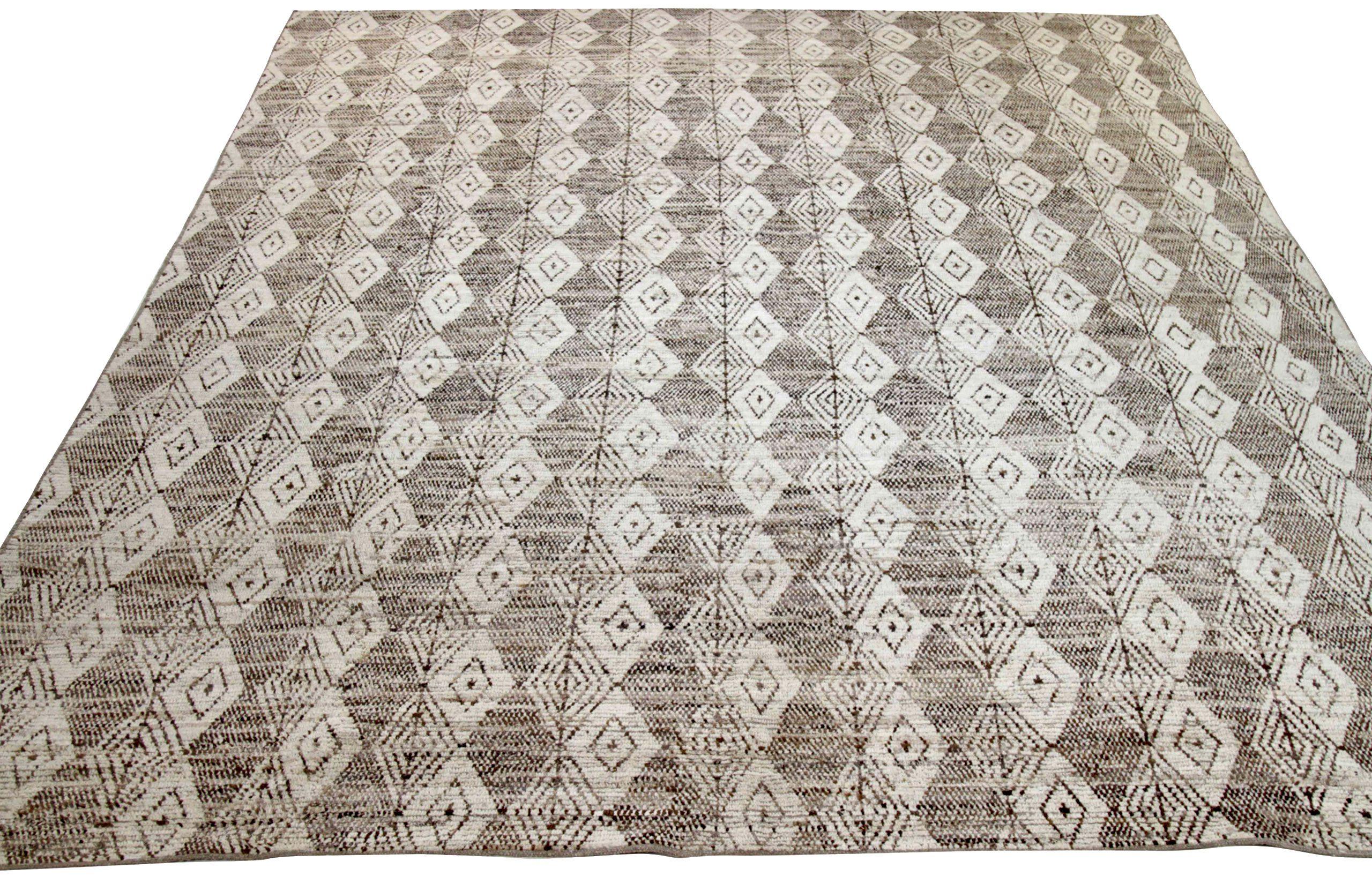 Découvrez l'élégance des tapis d'Afghanistan à motifs marocains de Circa 1990. Conçu avec de la laine et du Design/One, ce design exclusif est parfait pour mettre en valeur votre espace.