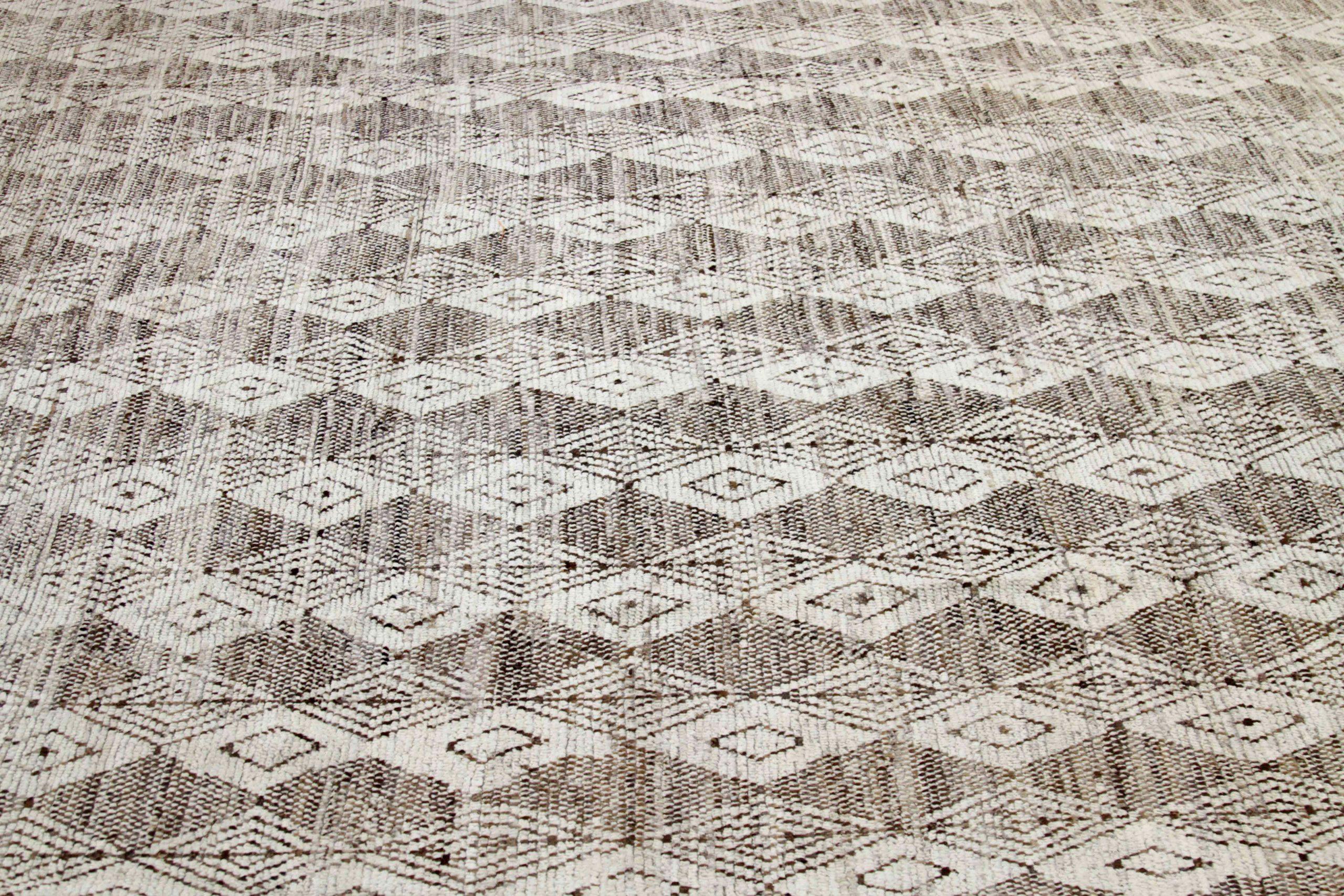 20ième siècle Afghanistan Tapis de zone marocain Circa 1990 - Laine Brown Ivory Design - 89921 en vente