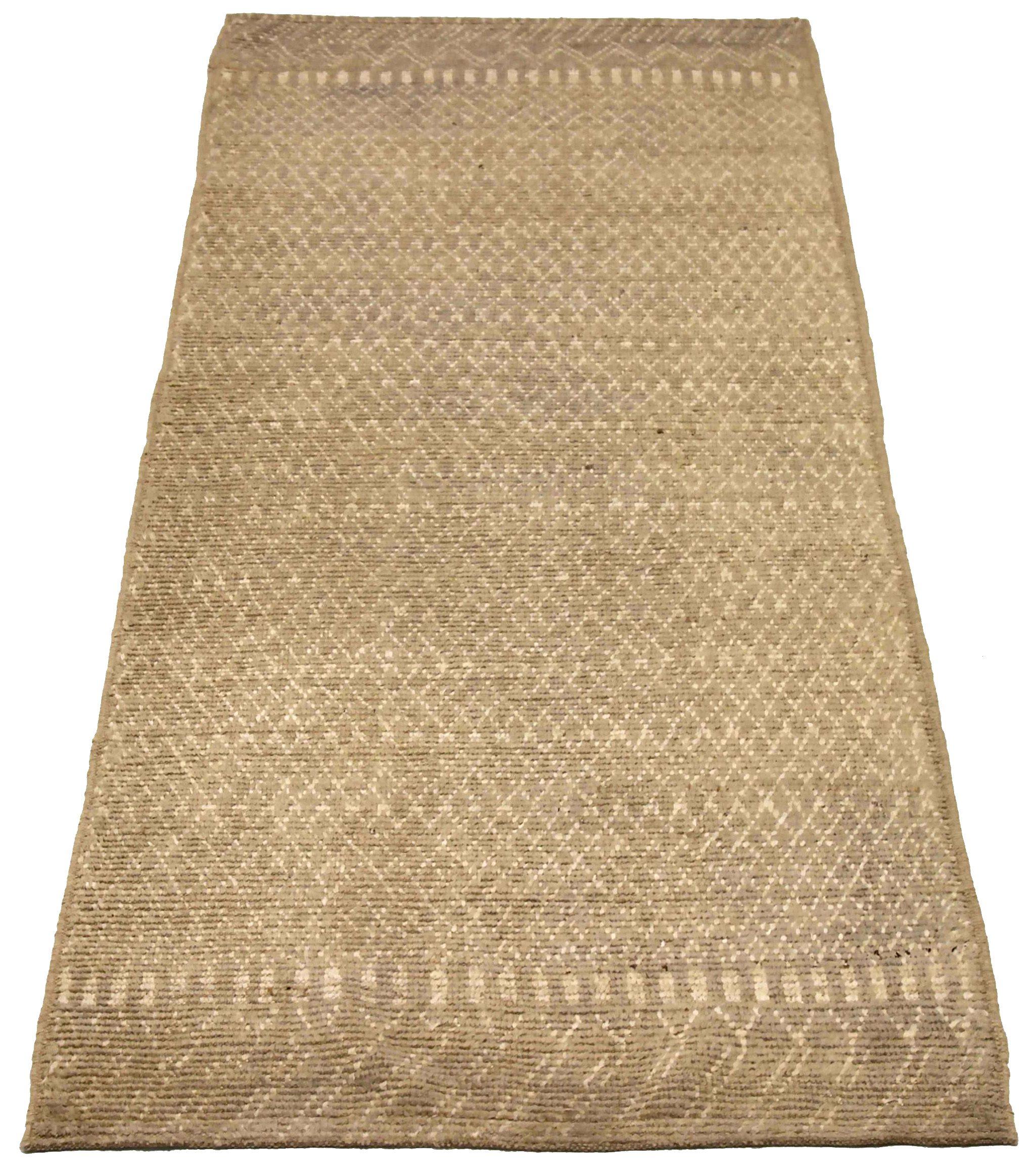 Scopri l'eleganza dell'Afghanistan marocchino con i tappeti CIRCA del 1990. Progettato in lana e marrone-avorio, questo design esclusivo è perfetto per valorizzare il tuo spazio.