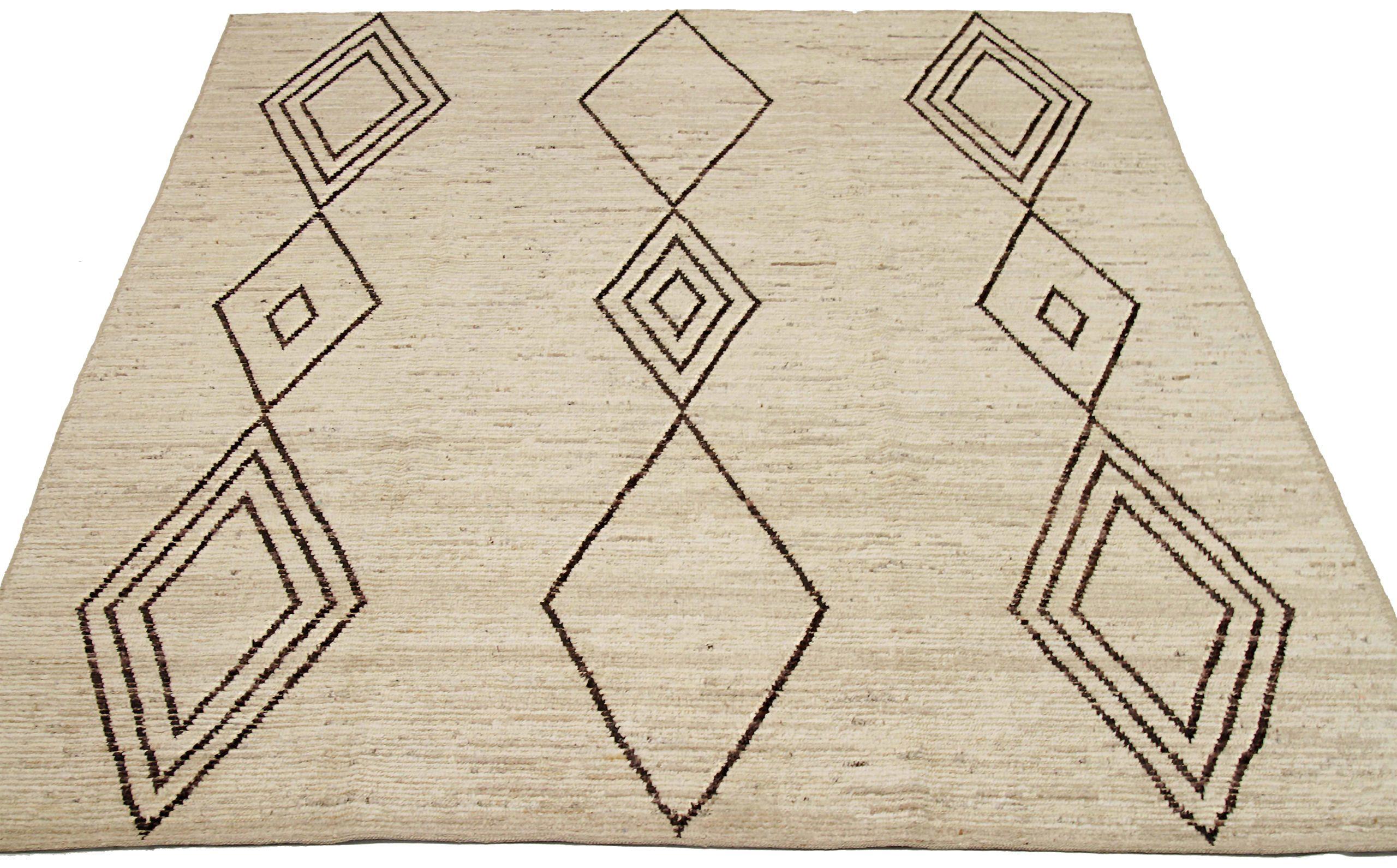Entdecken Sie die Eleganz der marokkanischen Teppiche aus Afghanistan, die um 1990 entstanden sind. Dieses exklusive Design aus Wolle und Braun-Elfenbein ist perfekt, um Ihren Raum zu verschönern.