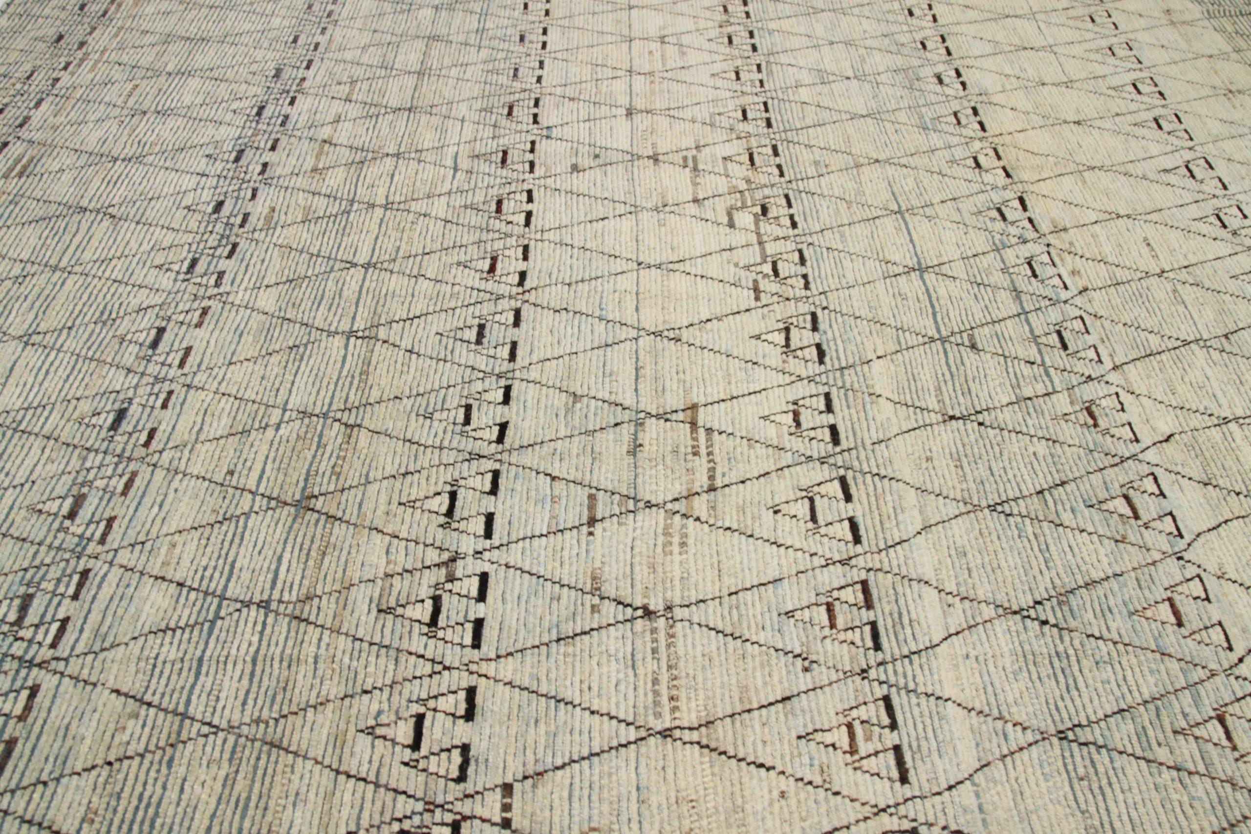 Entdecken Sie die Eleganz der marokkanischen Teppiche aus Afghanistan, die um 1990 entstanden sind. Dieses exklusive Design aus Wolle und Braun-Elfenbein ist perfekt, um Ihren Raum zu verschönern.
