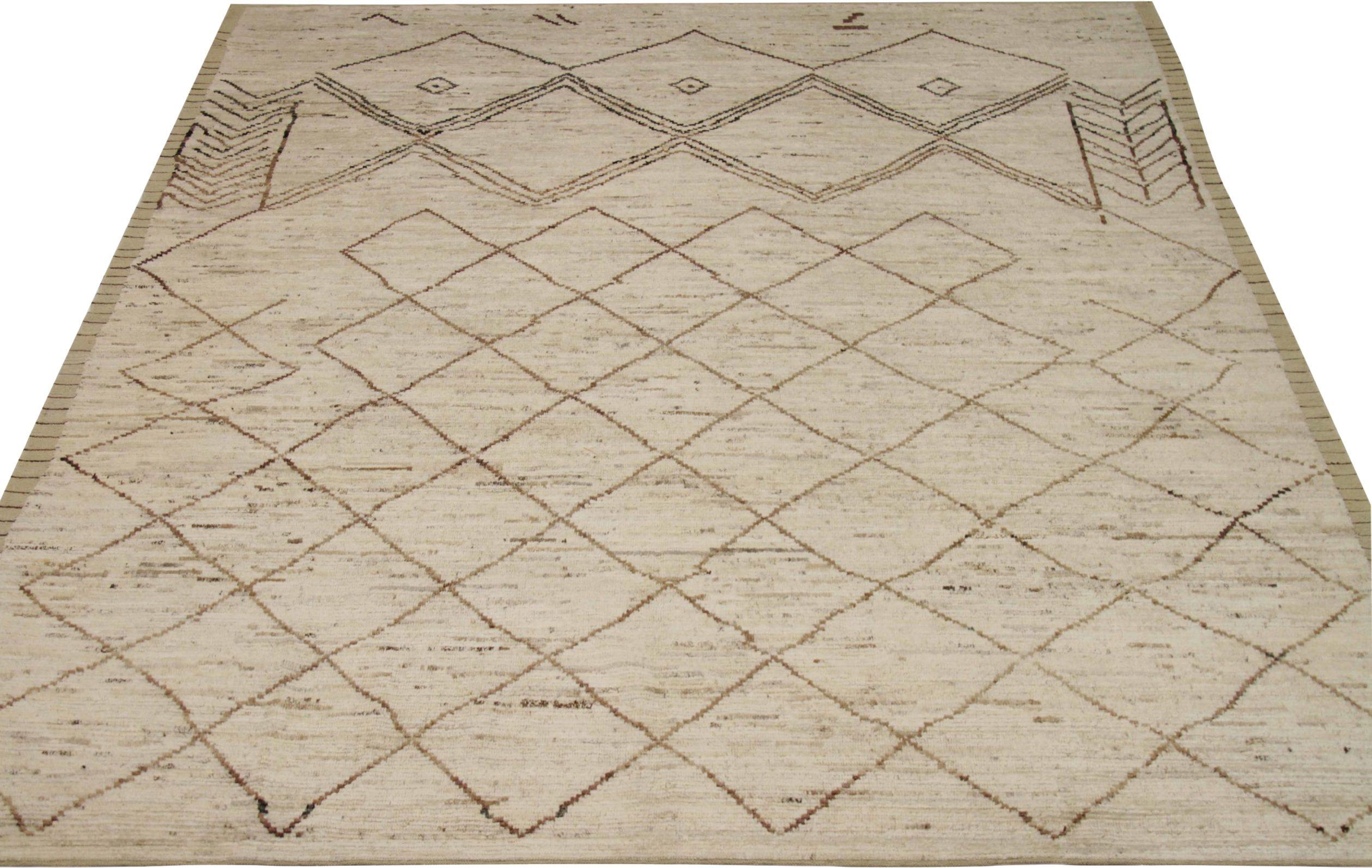 Entdecken Sie die Eleganz der marokkanischen Teppiche aus Afghanistan, die um 1990 entstanden sind. Dieses exklusive Design aus Wolle und Braun-Elfenbein ist perfekt, um Ihren Raum zu verschönern.