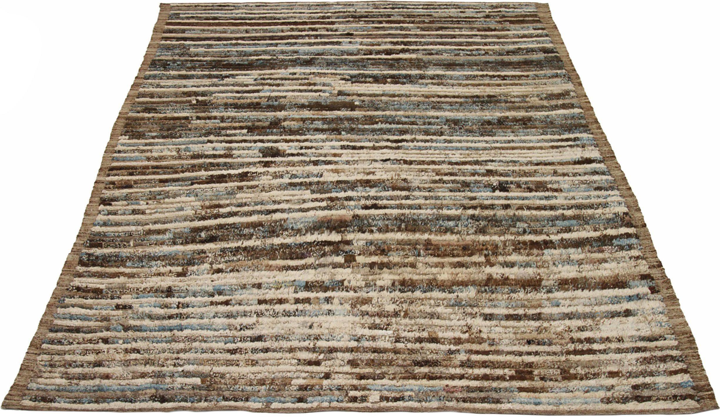 Découvrez l'élégance des tapis d'Afghanistan à motifs marocains de Circa 1990. Conçu avec de la laine et du Design/One, ce design exclusif est parfait pour mettre en valeur votre espace.