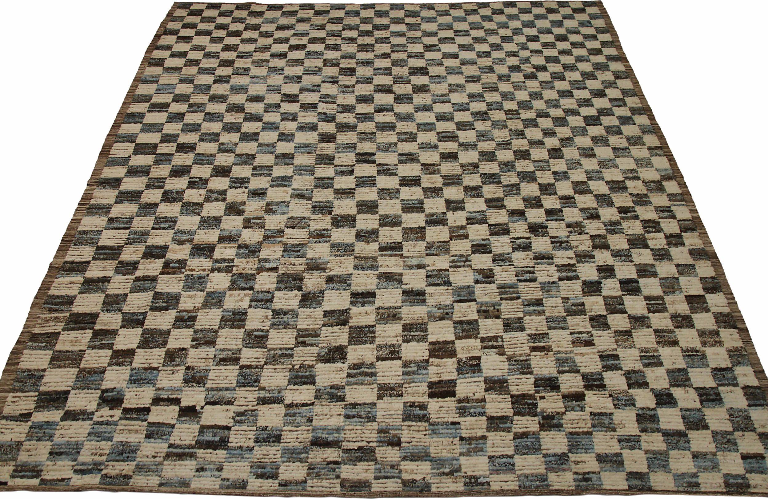 Descubre la elegancia de las alfombras marroquíes de Afganistán de Circa 1990. Diseñado con lana y marrón-marfil, este diseño exclusivo es perfecto para realzar tu espacio.