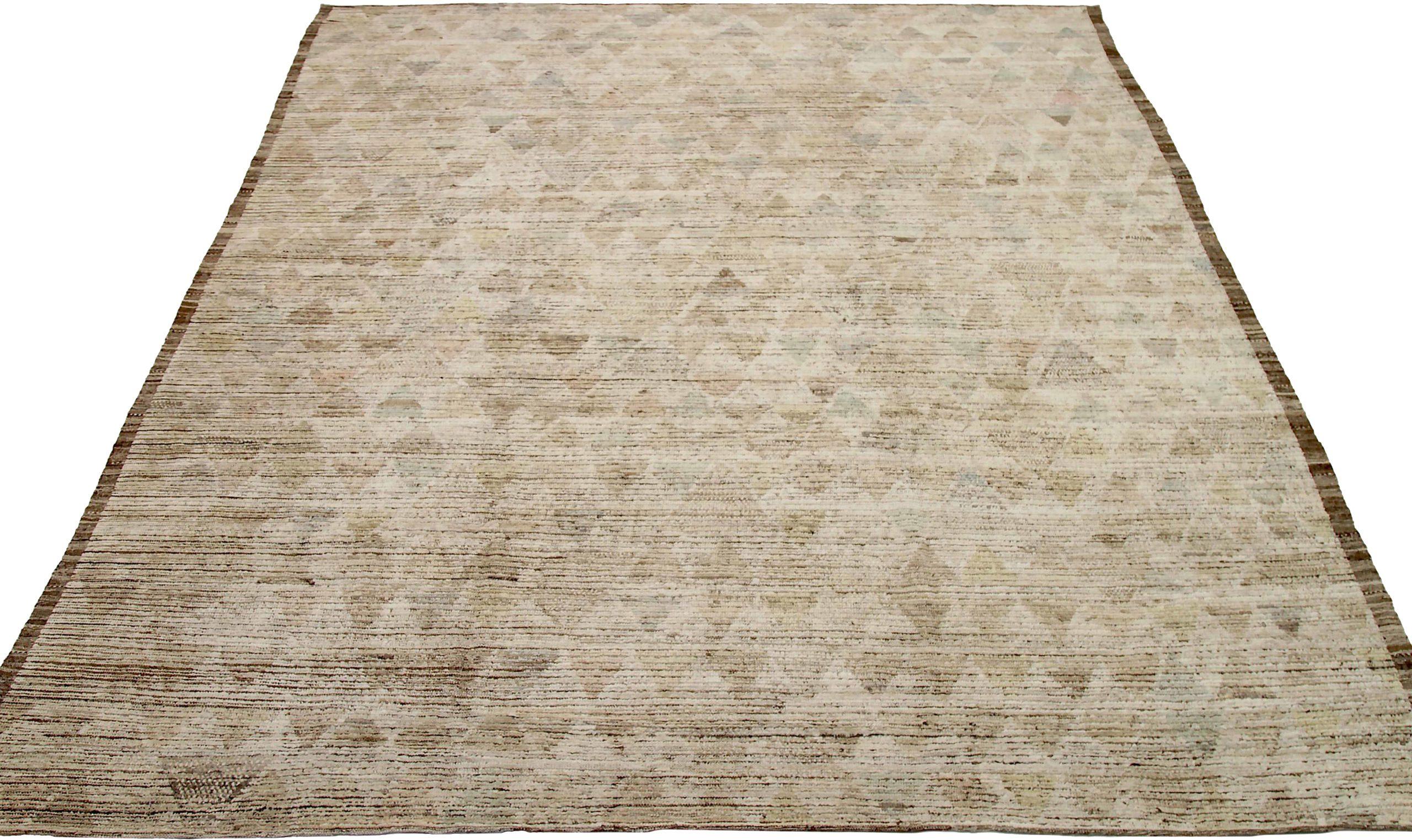 Entdecken Sie die Eleganz der marokkanischen Teppiche aus Afghanistan, die um 1990 entstanden sind. Dieses exklusive Design aus Wolle und Braun-Elfenbein ist perfekt, um Ihren Raum zu verschönern.