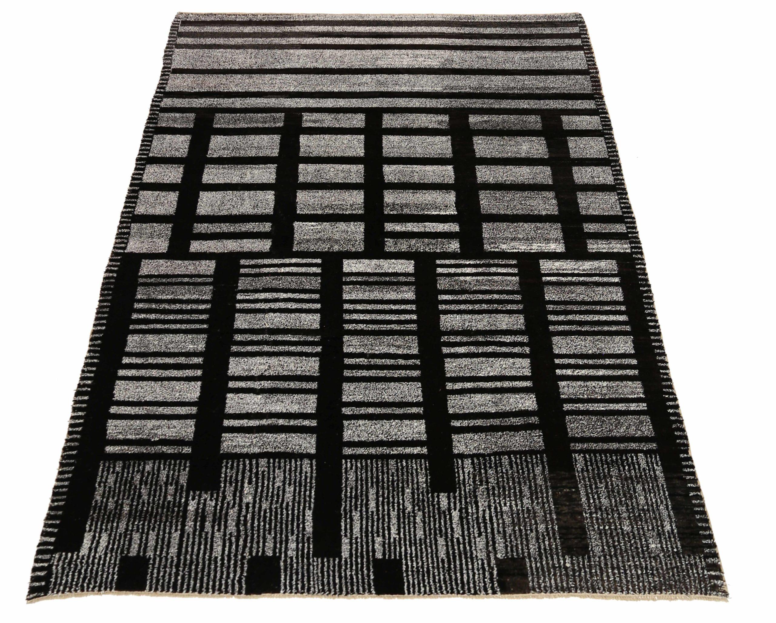 Découvrez l'élégance des tapis d'Afghanistan à motifs marocains de Circa 1990. Conçu avec de la laine et du Design/One, ce design exclusif est parfait pour mettre en valeur votre espace.