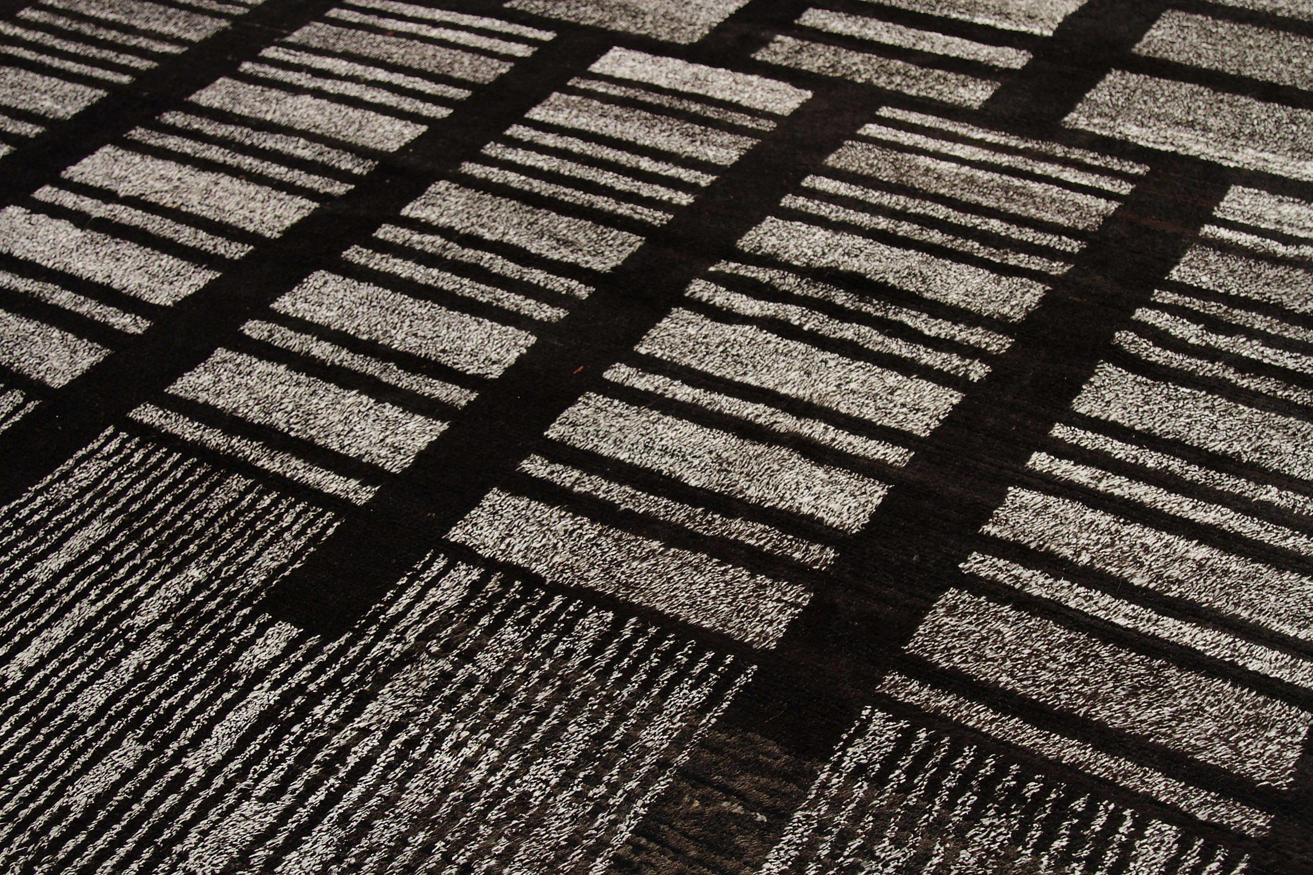 Afghanistan Tapis de zone marocain Circa 1990 - Laine Brown Ivory Design - 92493 Excellent état - En vente à Dallas, TX