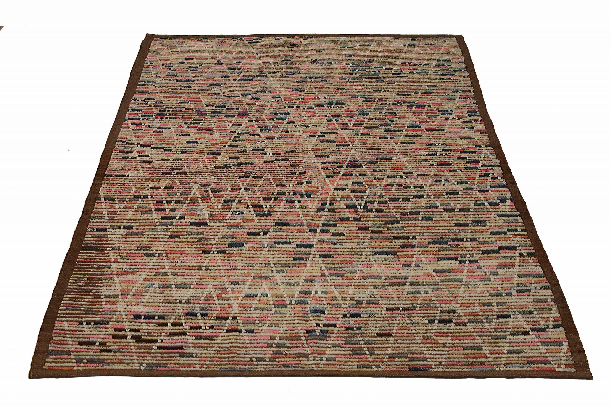 Découvrez l'élégance des tapis d'Afghanistan à motifs marocains de Circa 1990. Conçu avec de la laine et du BrownIvoryPink, ce design exclusif est parfait pour mettre en valeur votre espace.