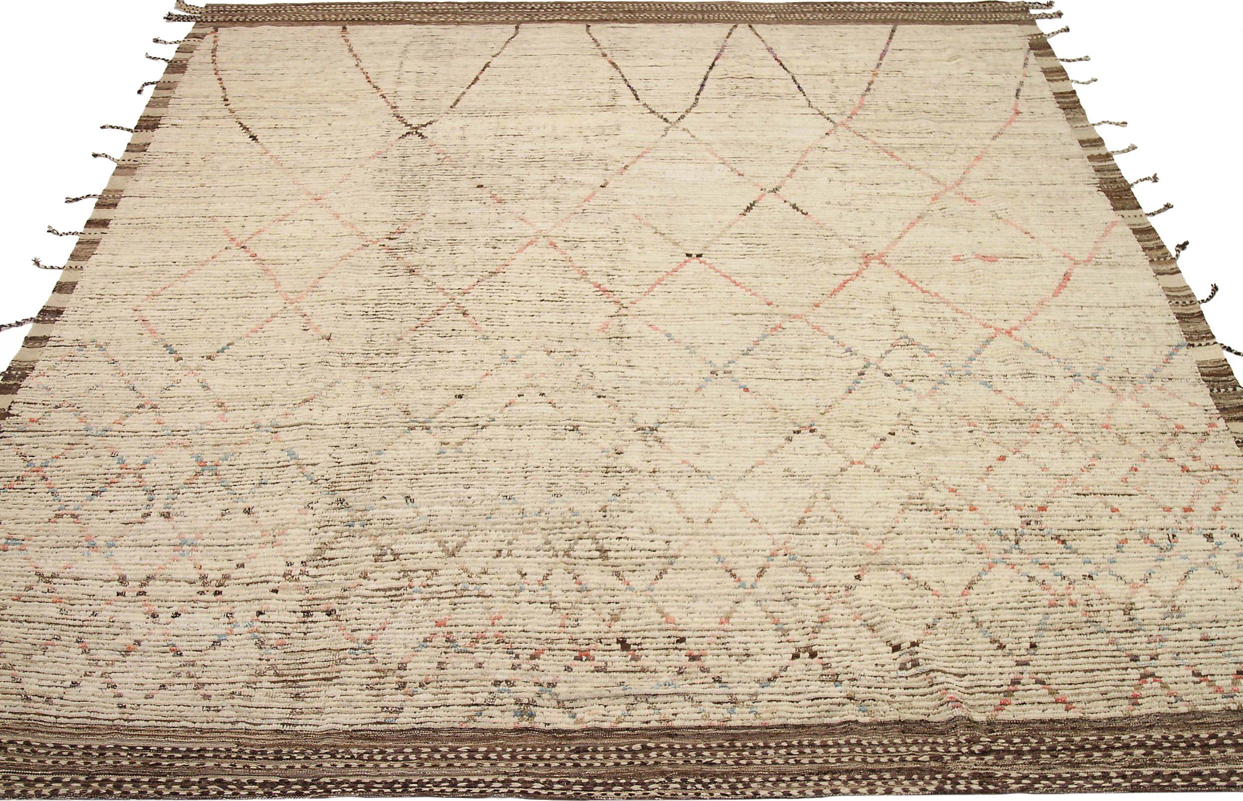 Entdecken Sie die Eleganz der marokkanischen Teppiche aus Afghanistan, die um 1990 entstanden sind. Dieses exklusive Design aus Wolle und Braun-Elfenbein-Rosa ist perfekt, um Ihren Raum zu verschönern.