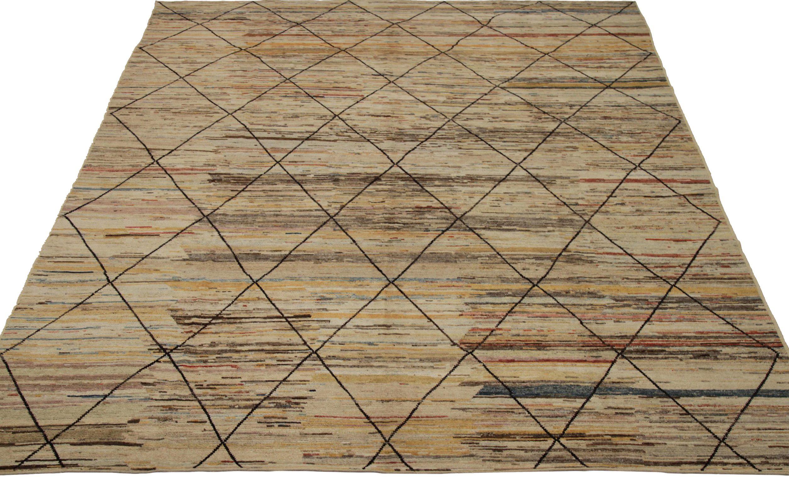 Découvrez l'élégance des tapis d'Afghanistan à motifs marocains de Circa 1990. Conçu avec de la laine et du brun-ivoire-rouge-jaune, ce design exclusif est parfait pour mettre en valeur votre espace.