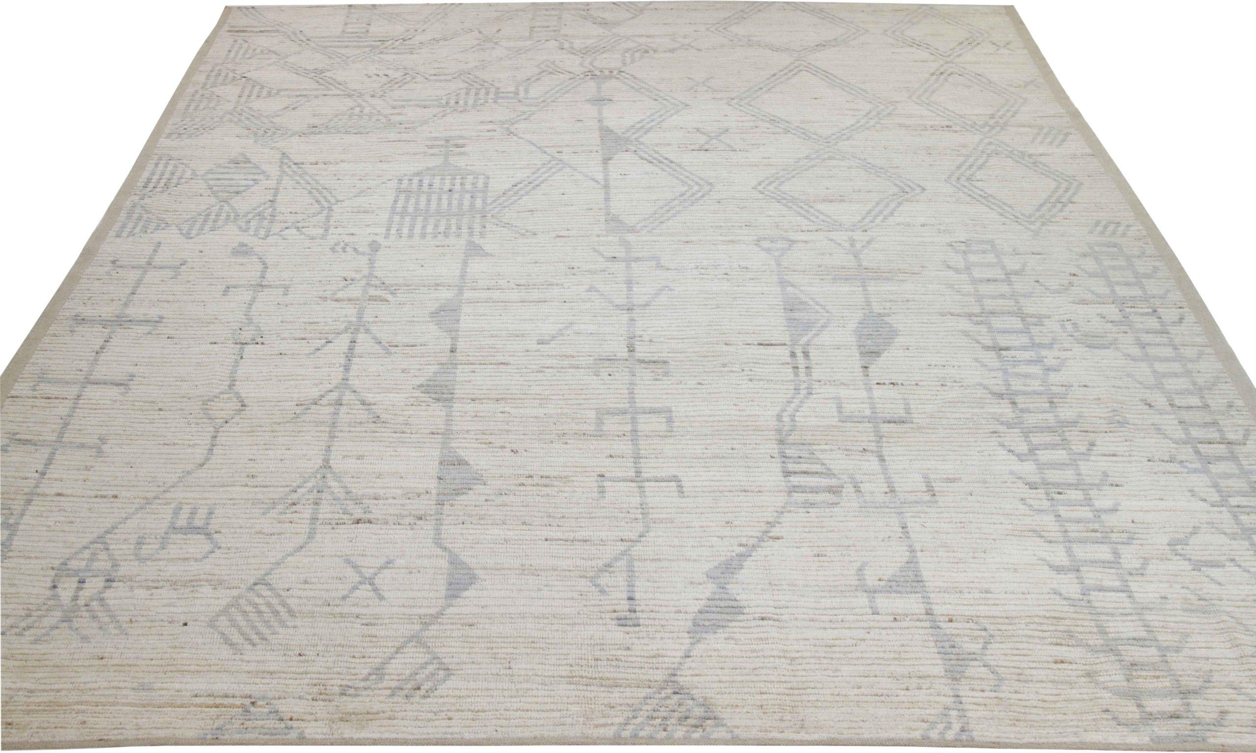 Entdecken Sie die Eleganz der marokkanischen Teppiche aus Afghanistan, die um 1990 entstanden sind. Dieses exklusive Design aus Wolle und Grau-Elfenbein ist perfekt, um Ihren Raum zu verschönern.