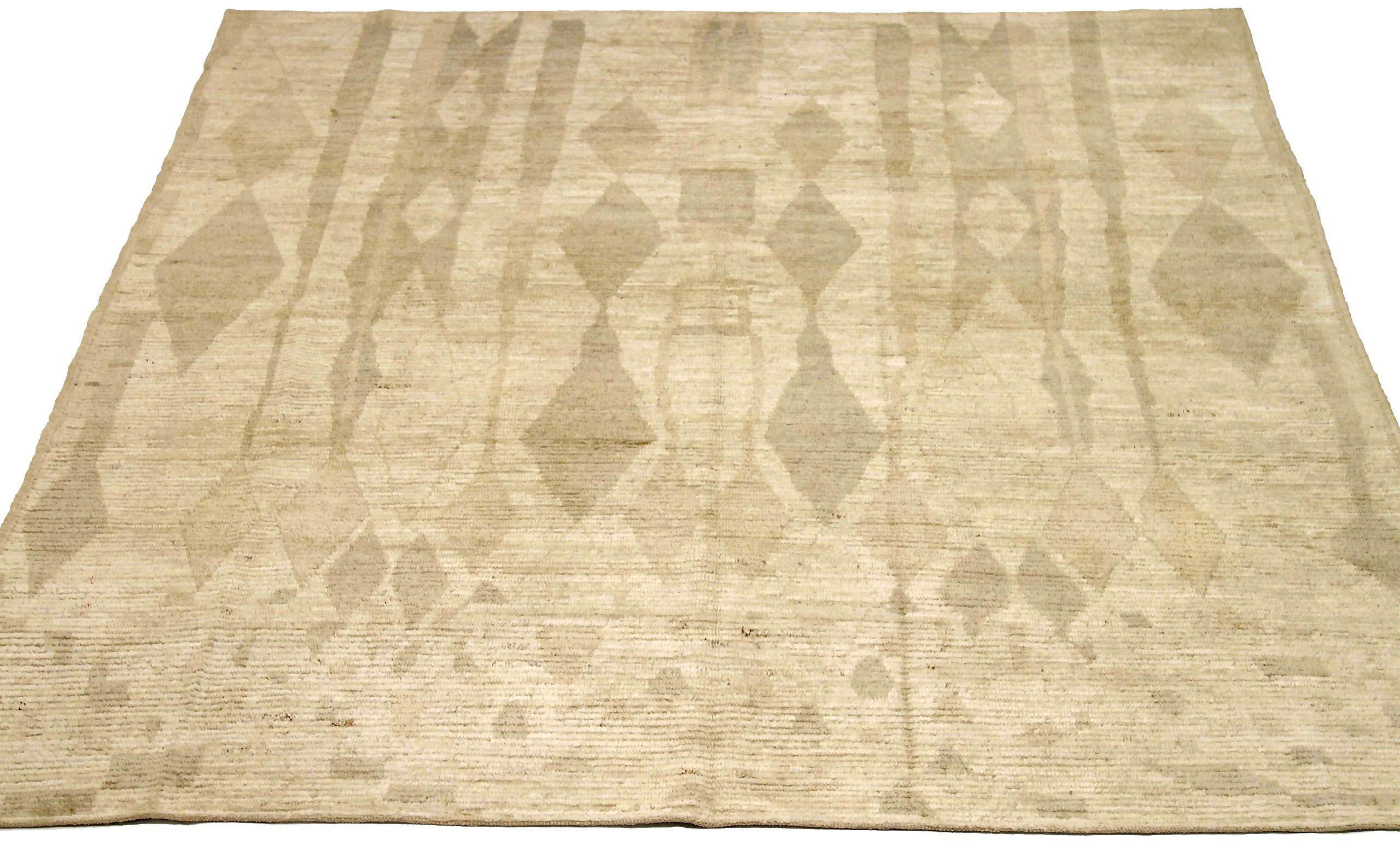 Descubre la elegancia de las alfombras marroquíes de Afganistán de Circa 1990. Diseñado con lana y marfil verde, este diseño exclusivo es perfecto para realzar tu espacio.