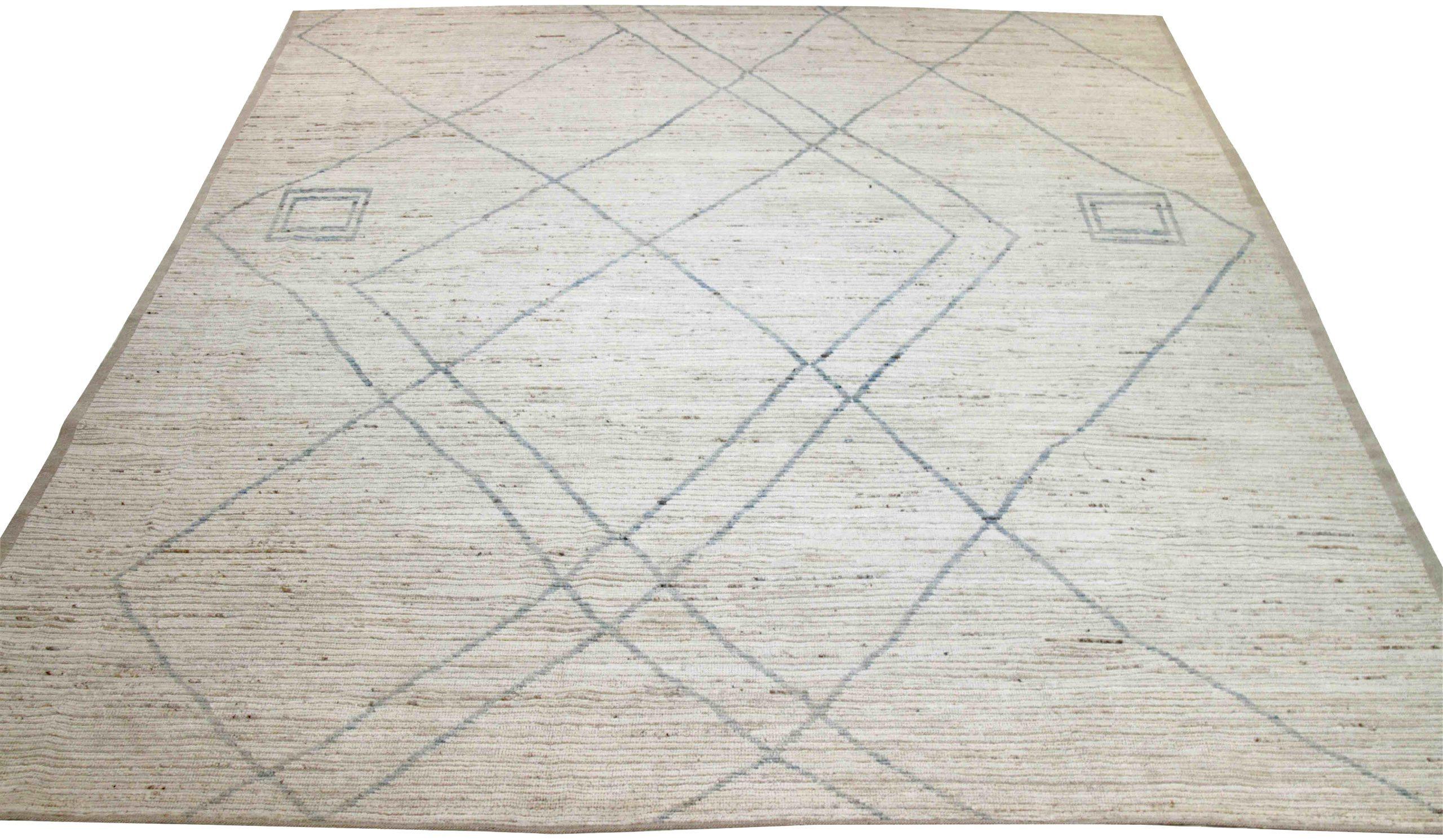 Entdecken Sie die Eleganz der marokkanischen Teppiche aus Afghanistan, die um 1990 entstanden sind. Dieses exklusive Design aus Wolle und Elfenbein ist perfekt, um Ihren Raum zu verschönern.