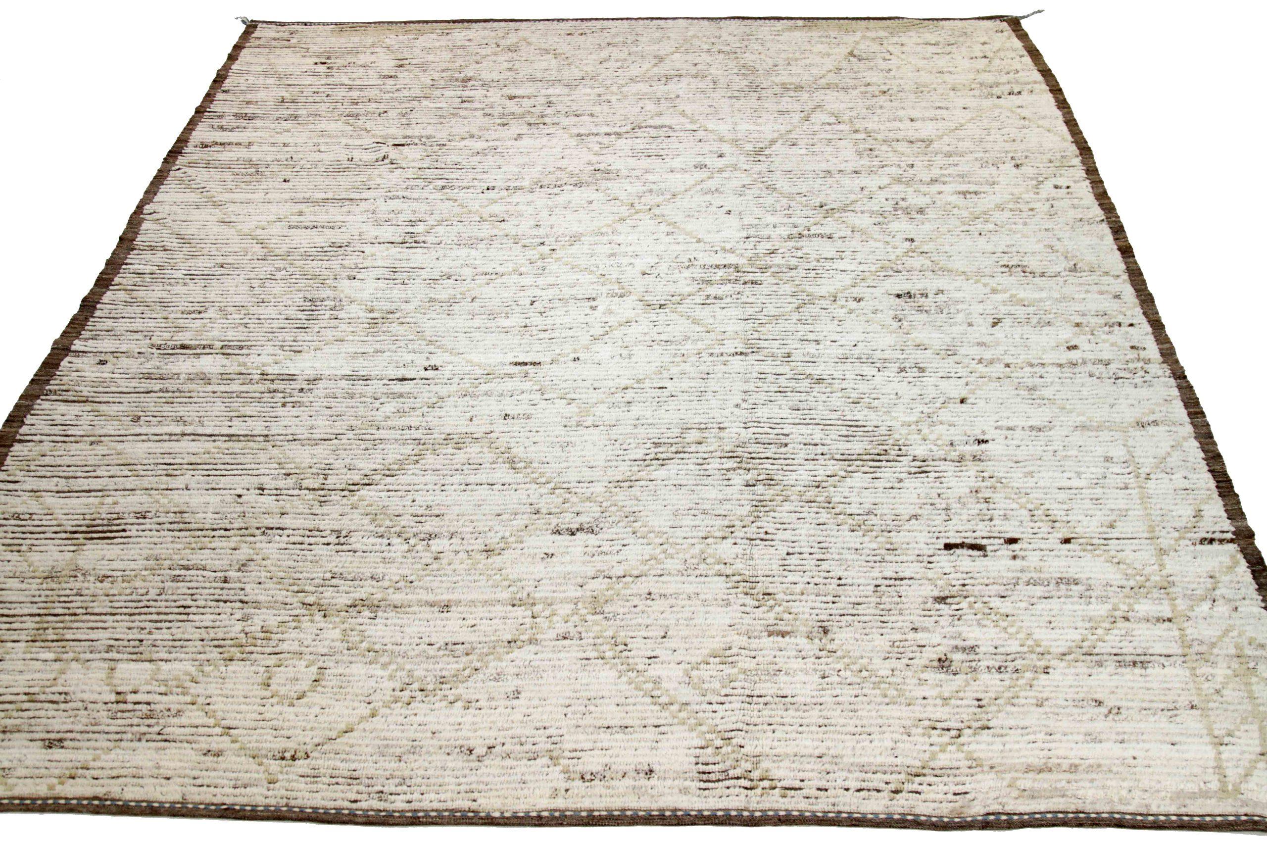 Découvrez l'élégance des tapis d'Afghanistan à motifs marocains de Circa 1990. Conçu avec de la laine et de l'ivoire, ce design exclusif est parfait pour mettre en valeur votre espace.