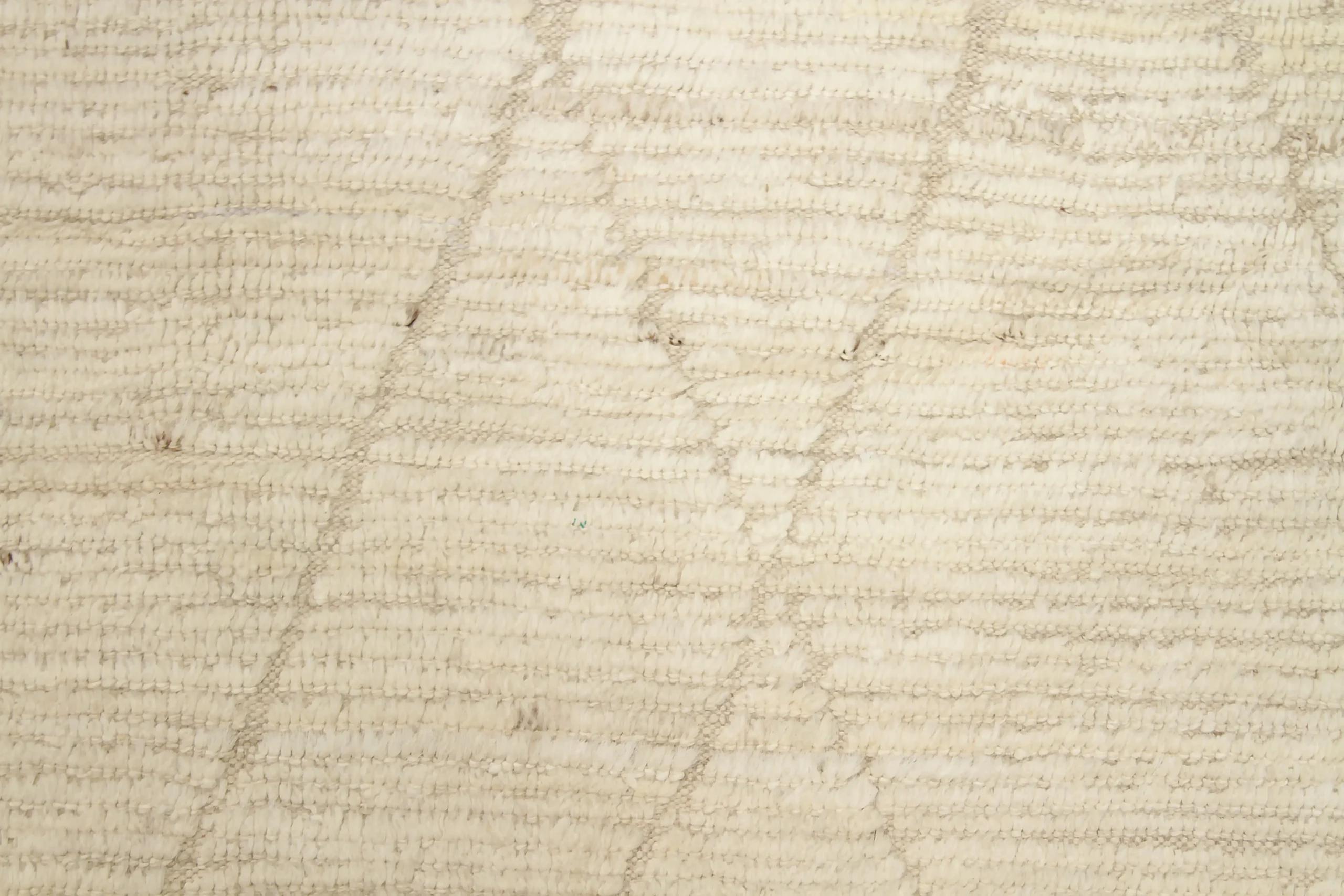 Entdecken Sie die Eleganz der marokkanischen Teppiche aus Afghanistan, die um 1990 entstanden sind. Dieses exklusive Design aus Wolle und Elfenbein ist perfekt, um Ihren Raum zu verschönern.