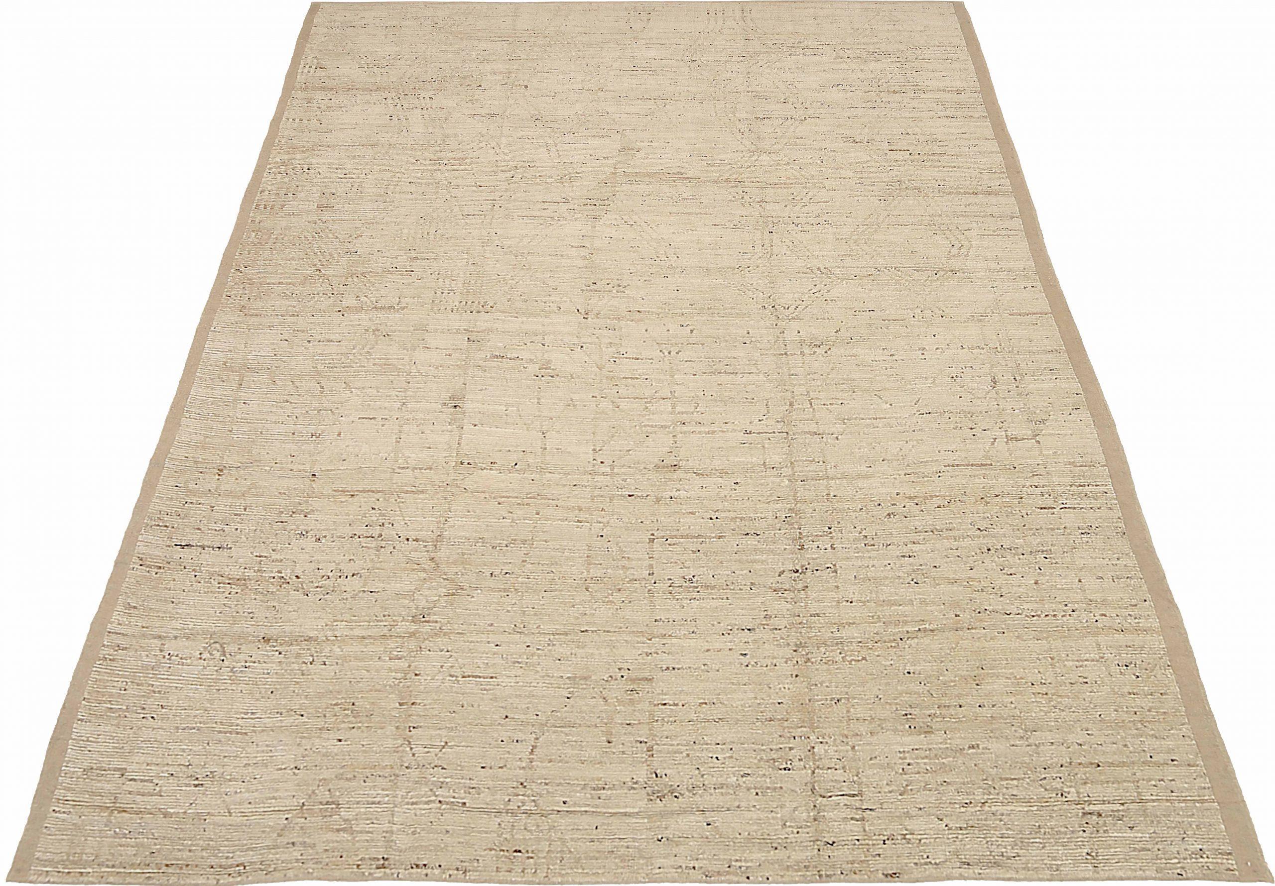 Descubre la elegancia de las alfombras marroquíes de Afganistán de Circa 1990. Diseñado con lana y marfil, este diseño exclusivo es perfecto para realzar tu espacio.