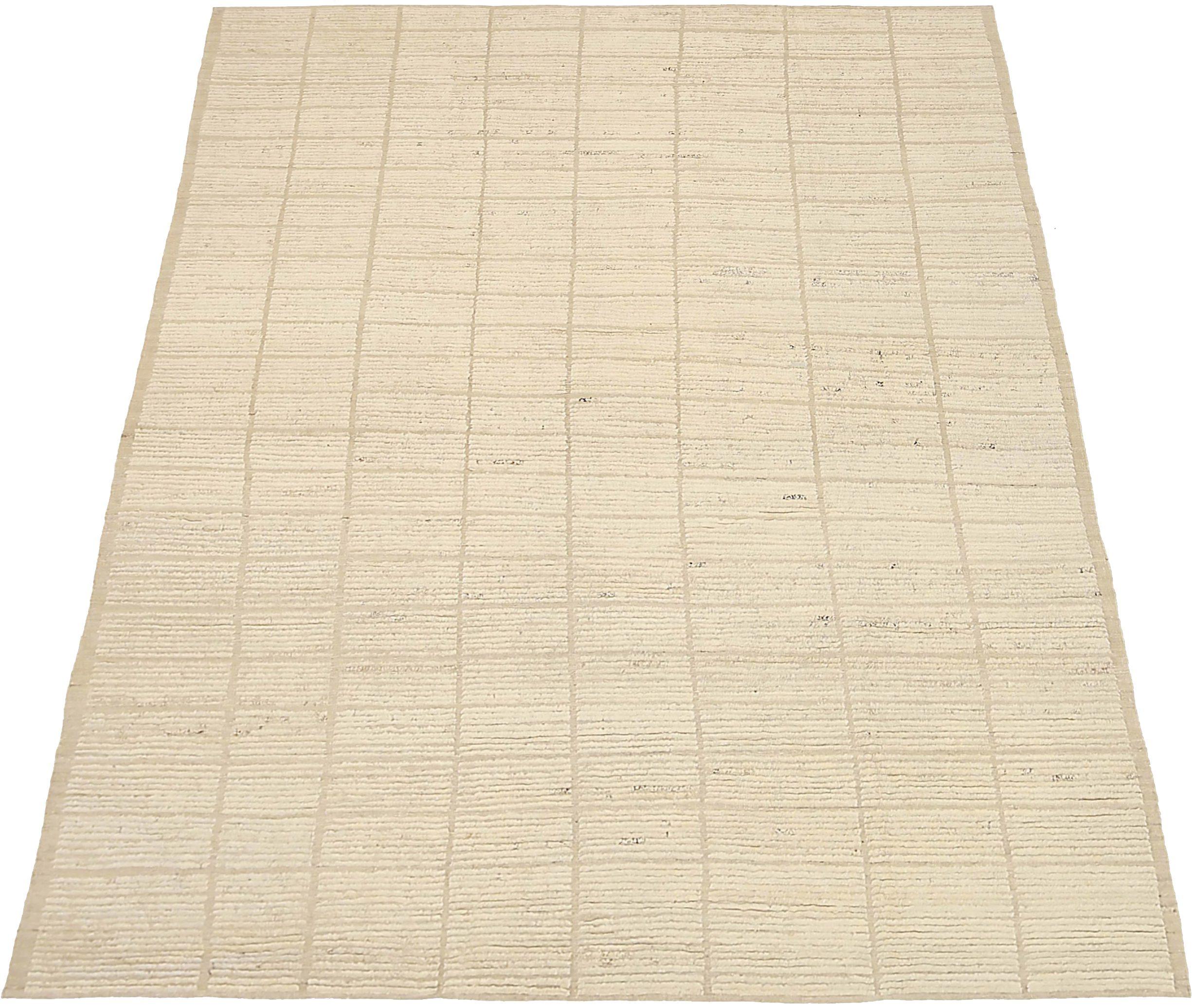 Découvrez l'élégance des tapis d'Afghanistan à motifs marocains de Circa 1990. Conçu avec de la laine et de l'ivoire, ce design exclusif est parfait pour mettre en valeur votre espace.