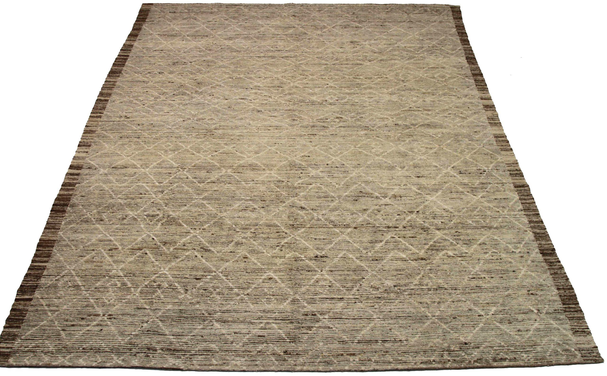 Entdecken Sie die Eleganz der marokkanischen Teppiche aus Afghanistan, die um 1990 entstanden sind. Dieses exklusive Design aus Wolle und IvoryTaupe ist perfekt, um Ihren Raum zu verschönern.