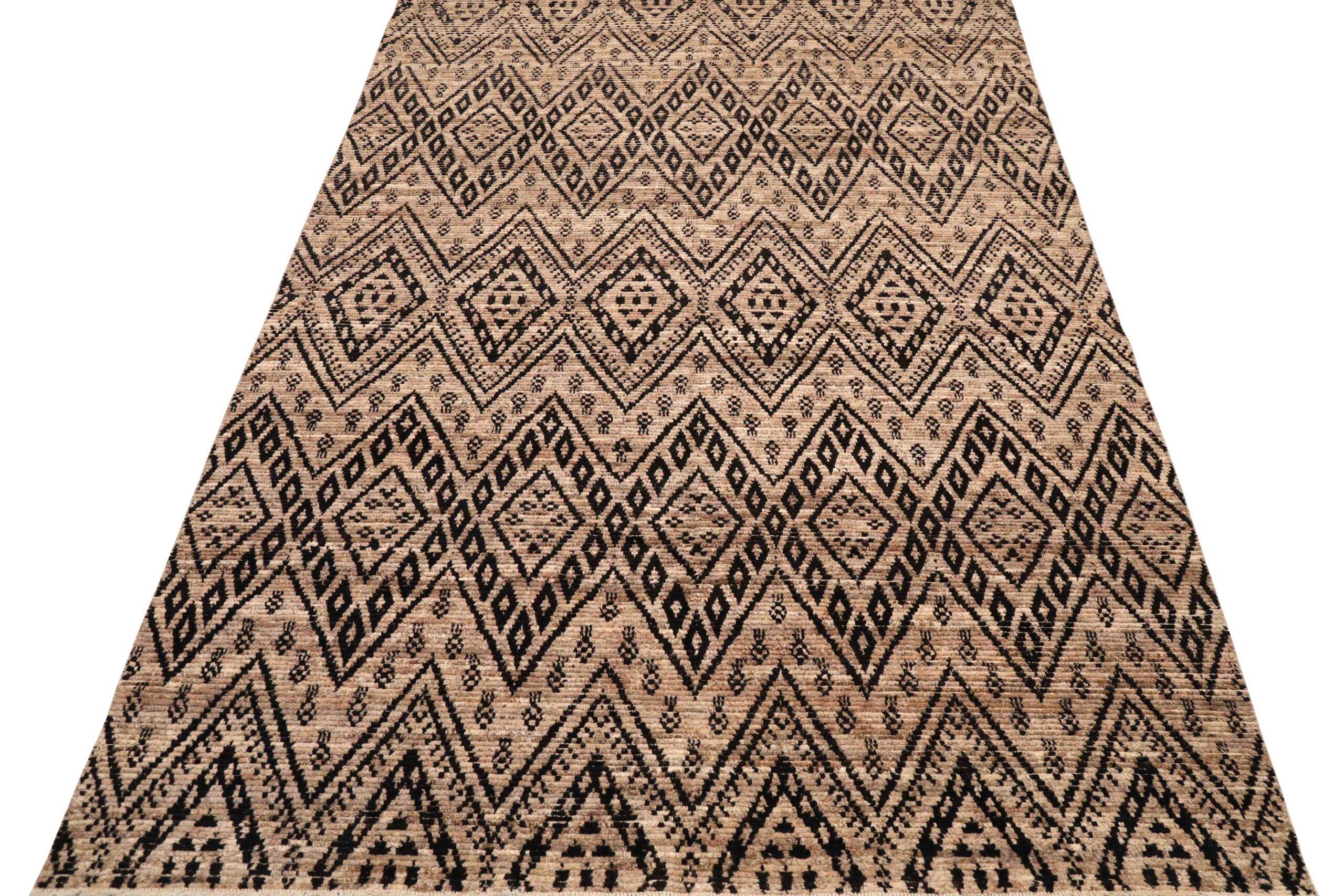 Scopri l'eleganza dell'Afghanistan marocchino con i tappeti CIRCA del 1990. Progettato in lana e marrone nero, questo design esclusivo è perfetto per valorizzare il tuo spazio.