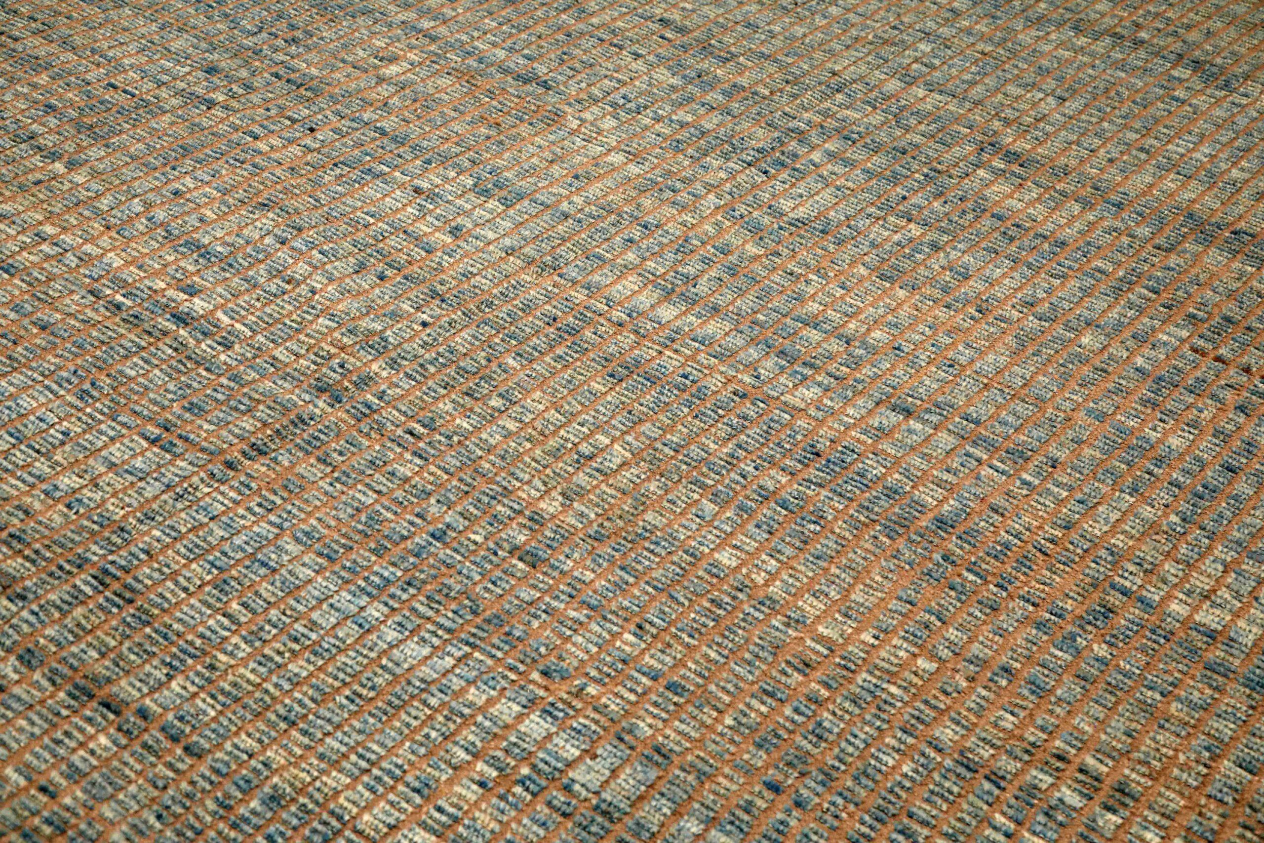Découvrez l'élégance des tapis d'Afghanistan à motifs marocains de Circa 1990. Conçu avec de la laine et du BlueBrown, ce design exclusif est parfait pour mettre en valeur votre espace.