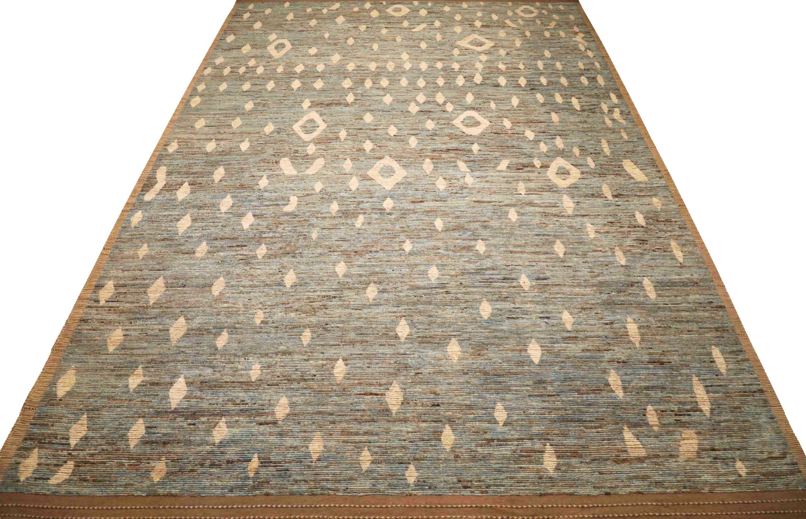 Découvrez l'élégance des tapis d'Afghanistan à motifs marocains de Circa 1990. Conçu avec de la laine et du BlueBrownIvory, ce design exclusif est parfait pour mettre en valeur votre espace.