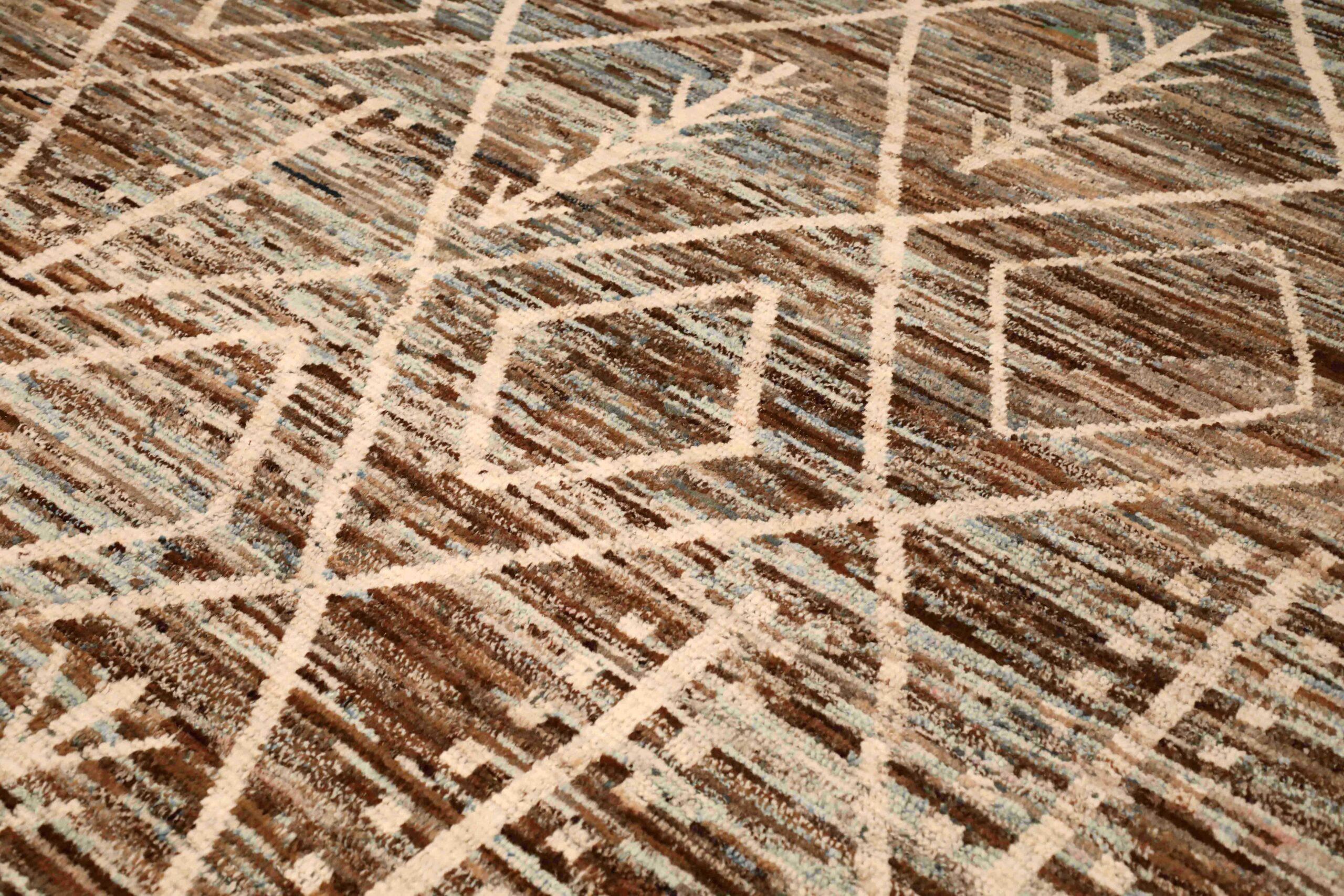 Entdecken Sie die Eleganz der marokkanischen Teppiche aus Afghanistan, die um 1990 entstanden sind. Dieses exklusive Design aus Wolle und BlauBraunElfenbein ist perfekt, um Ihren Raum zu verschönern.