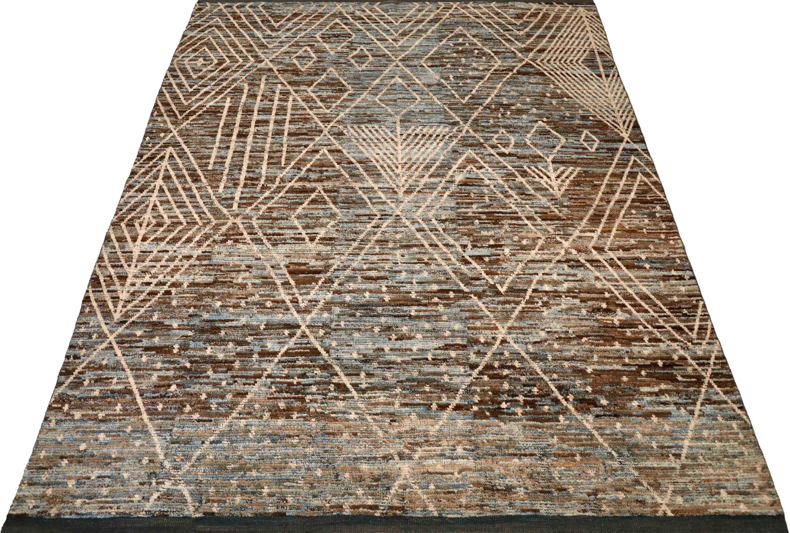 Entdecken Sie die Eleganz der marokkanischen Teppiche aus Afghanistan, die um 1990 entstanden sind. Dieses exklusive Design aus Wolle und BlauBraunElfenbein ist perfekt, um Ihren Raum zu verschönern.