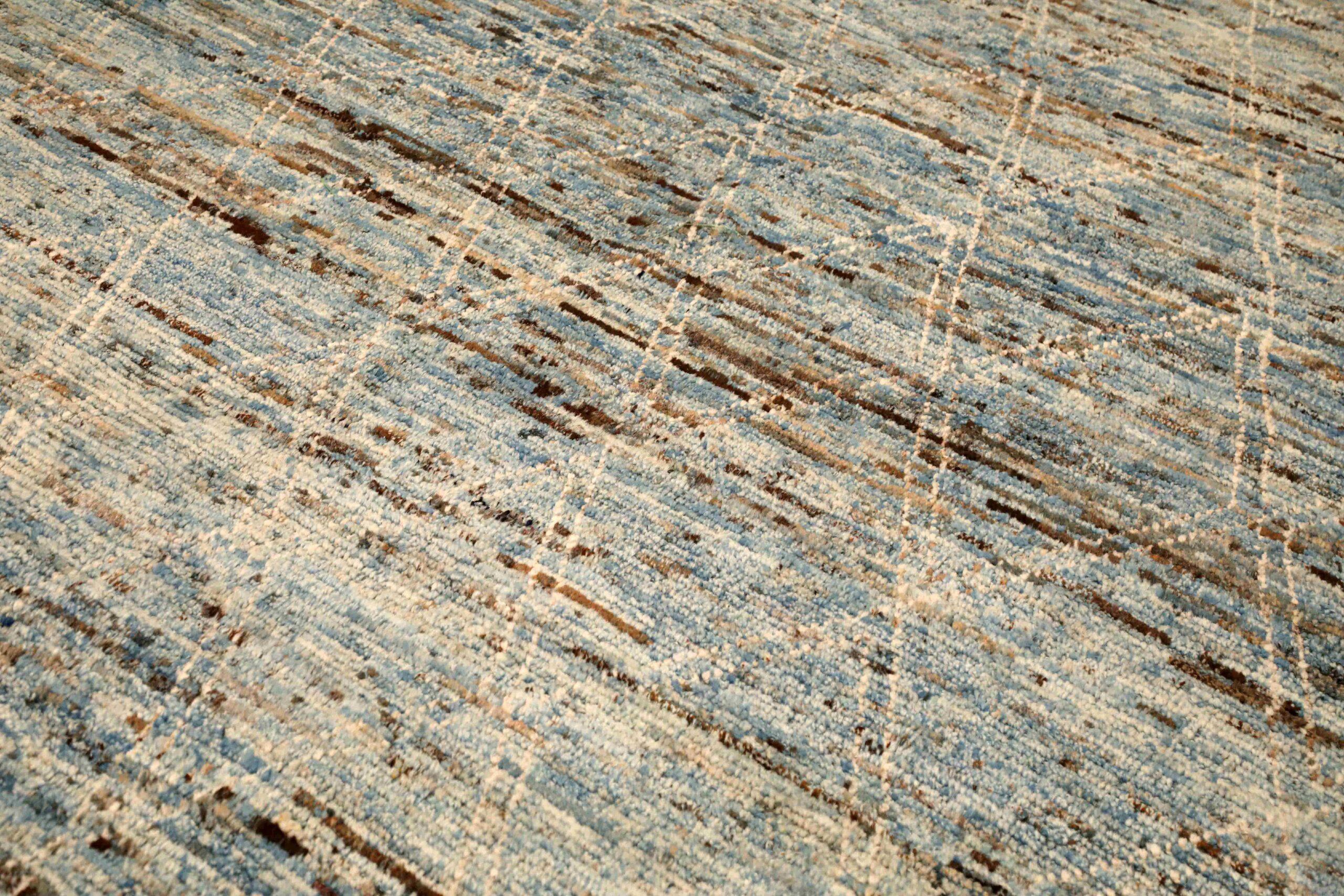 Entdecken Sie die Eleganz der marokkanischen Teppiche aus Afghanistan, die um 1990 entstanden sind. Dieses exklusive Design aus Wolle und BlauBraunElfenbein ist perfekt, um Ihren Raum zu verschönern.