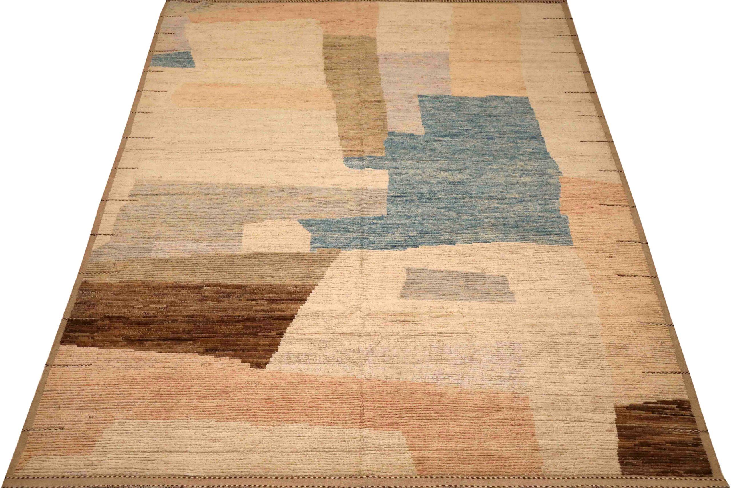 Descubre la elegancia de las alfombras marroquíes de Afganistán de Circa 1990. Diseñado con lana y azul-marrón-marfil, este diseño exclusivo es perfecto para realzar tu espacio.