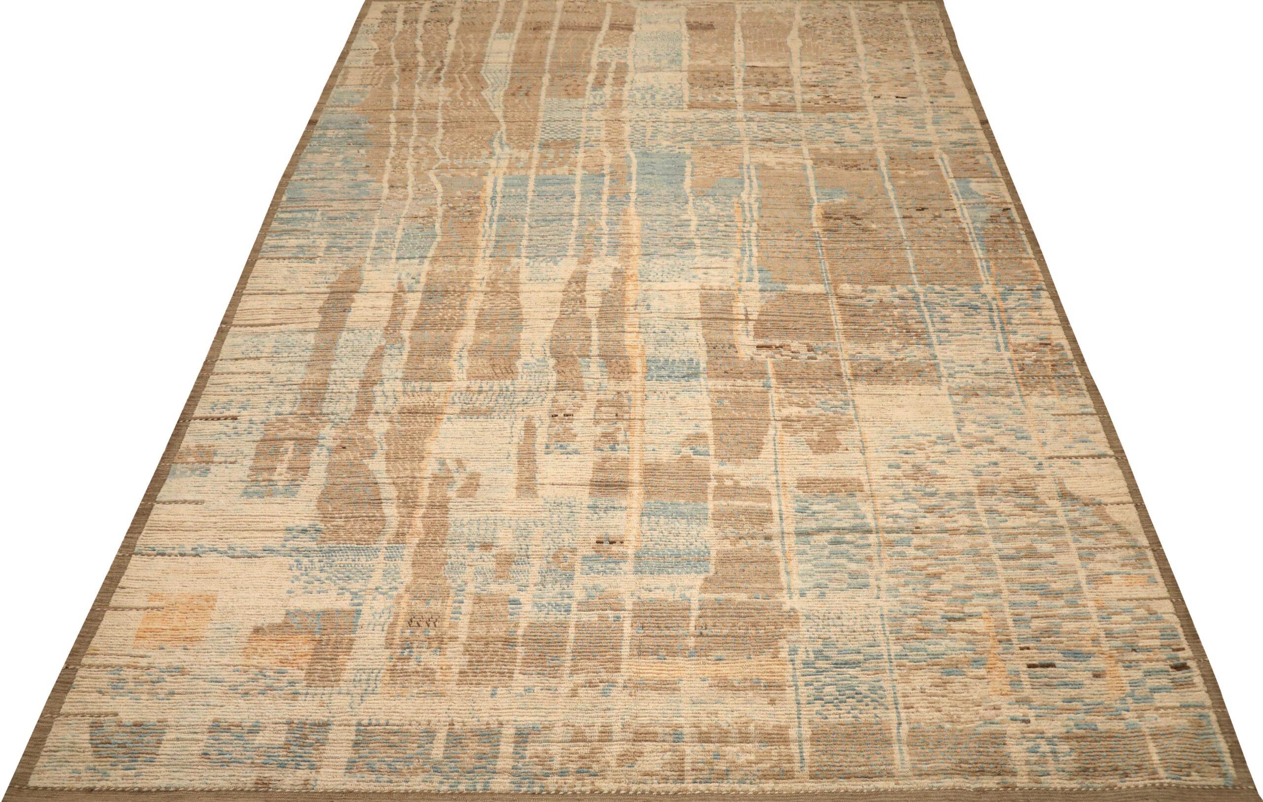 Descubre la elegancia de las alfombras marroquíes de Afganistán de Circa 1990. Diseñado con lana y azul-marrón-marfil, este diseño exclusivo es perfecto para realzar tu espacio.