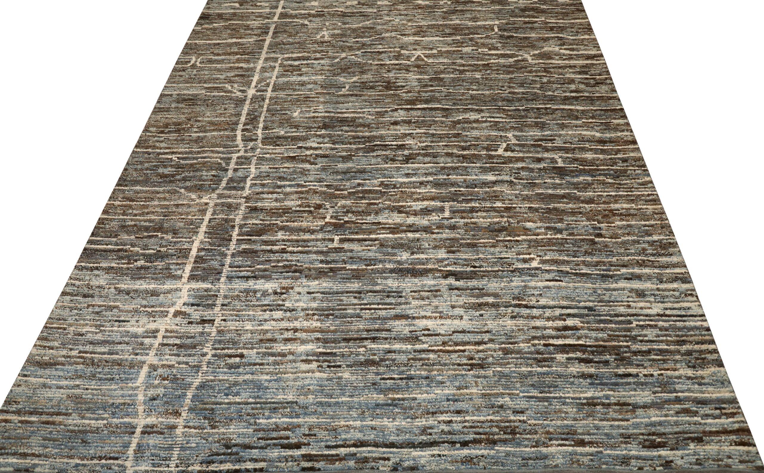 Descubre la elegancia de las alfombras marroquíes de Afganistán de Circa 1990. Diseñado con lana y azul-marrón-marfil, este diseño exclusivo es perfecto para realzar tu espacio.