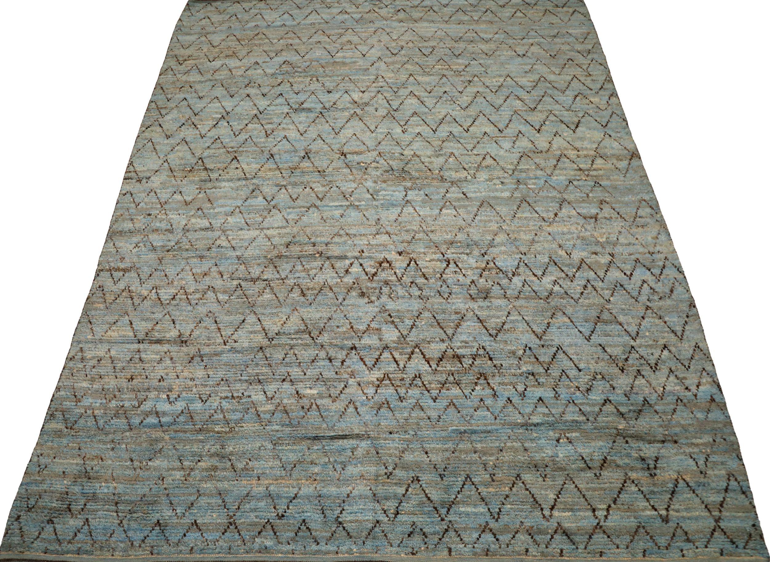Scopri l'eleganza dell'Afghanistan marocchino con i tappeti CIRCA del 1990. Progettato con lana e blu, questo design esclusivo è perfetto per valorizzare il tuo spazio.