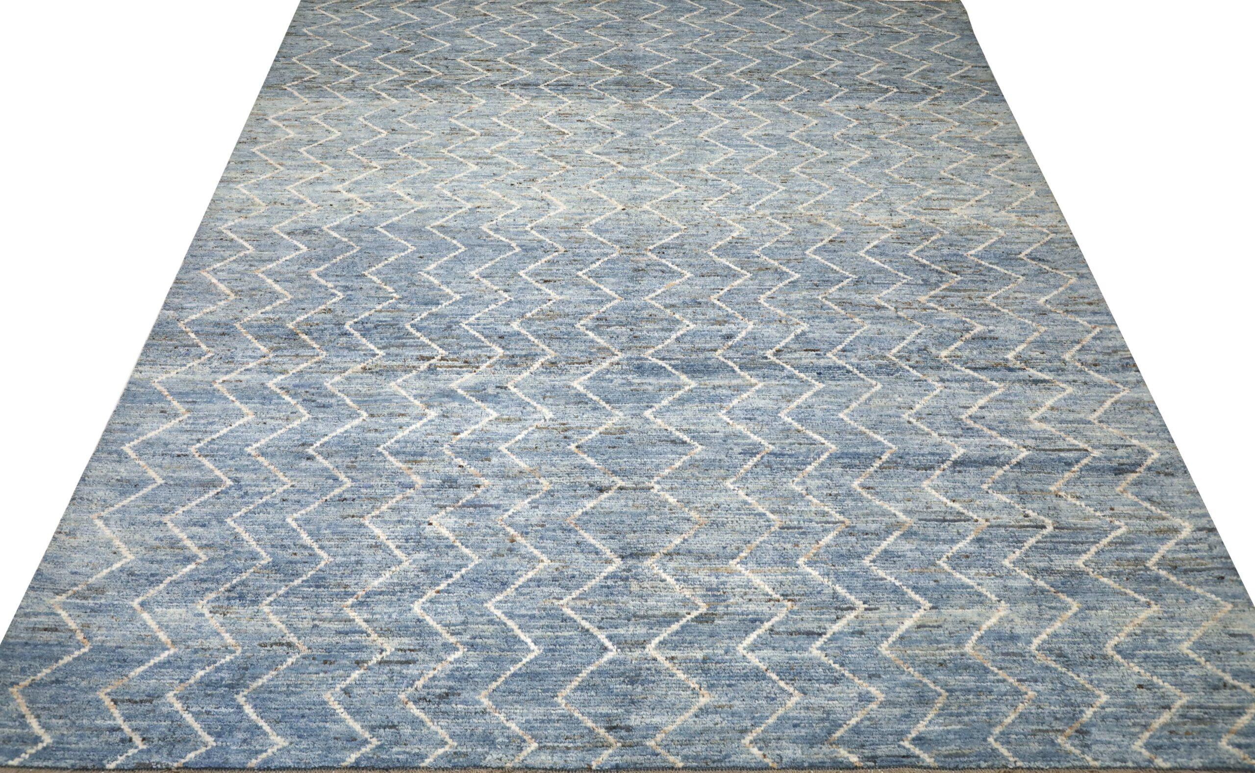 Descubre la elegancia de las alfombras marroquíes de Afganistán de Circa 1990. Diseñado con lana y azul, este diseño exclusivo es perfecto para realzar tu espacio.