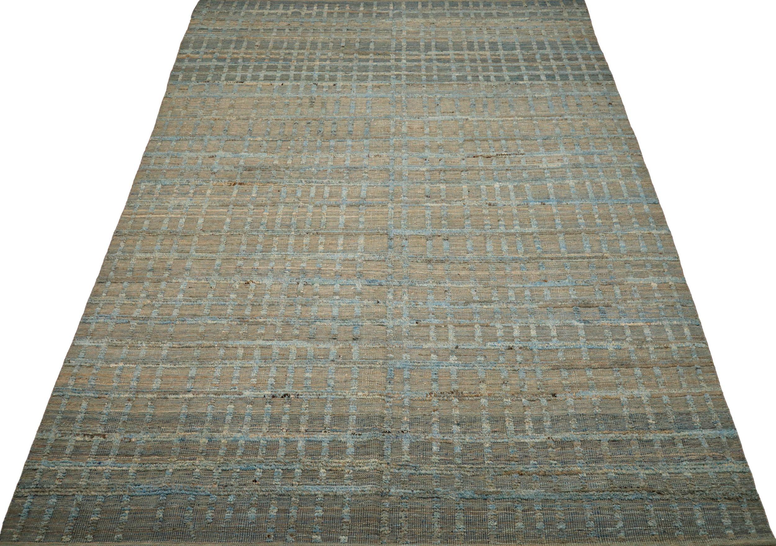 Découvrez l'élégance des tapis d'Afghanistan à motifs marocains de Circa 1990. Conçu avec de la laine et du BlueGray, ce design exclusif est parfait pour mettre en valeur votre espace.