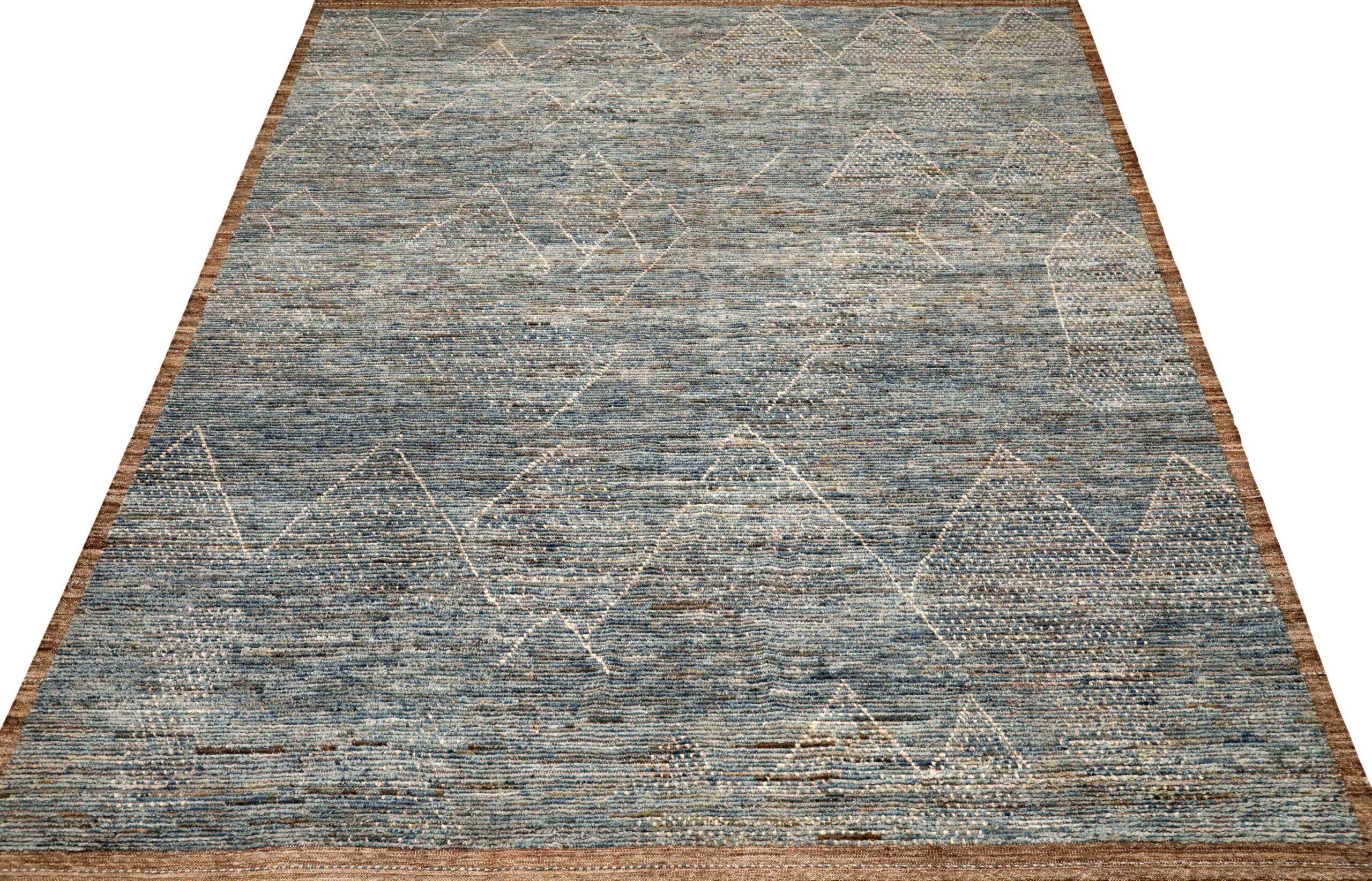 Descubre la elegancia de las alfombras marroquíes de Afganistán de Circa 1990. Diseñado con Lana y AzulGrisMarfil, este diseño exclusivo es perfecto para realzar tu espacio.