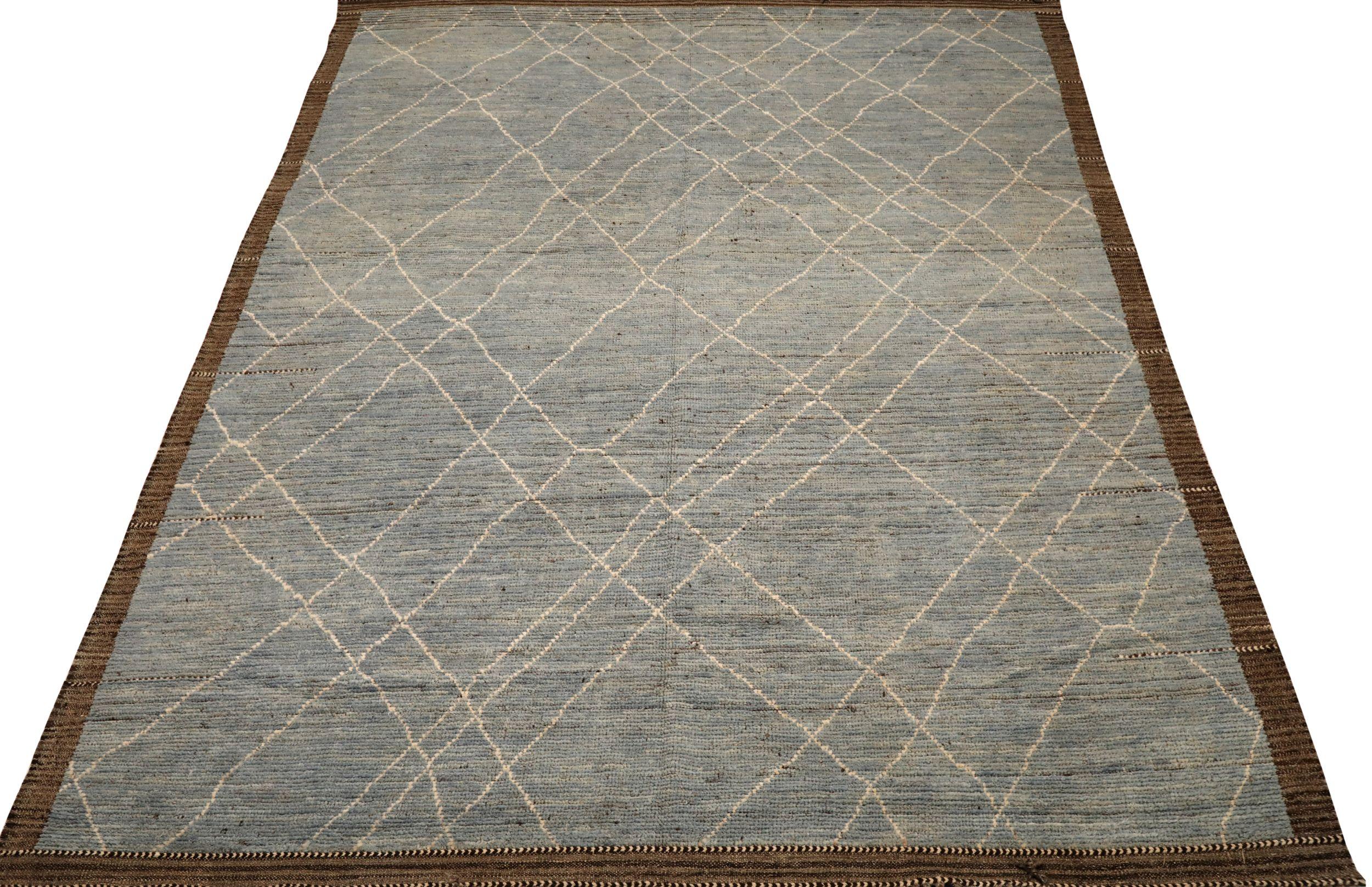 Descubre la elegancia de las alfombras marroquíes de Afganistán de Circa 1990. Diseñado con lana y azul marfil, este diseño exclusivo es perfecto para realzar tu espacio.